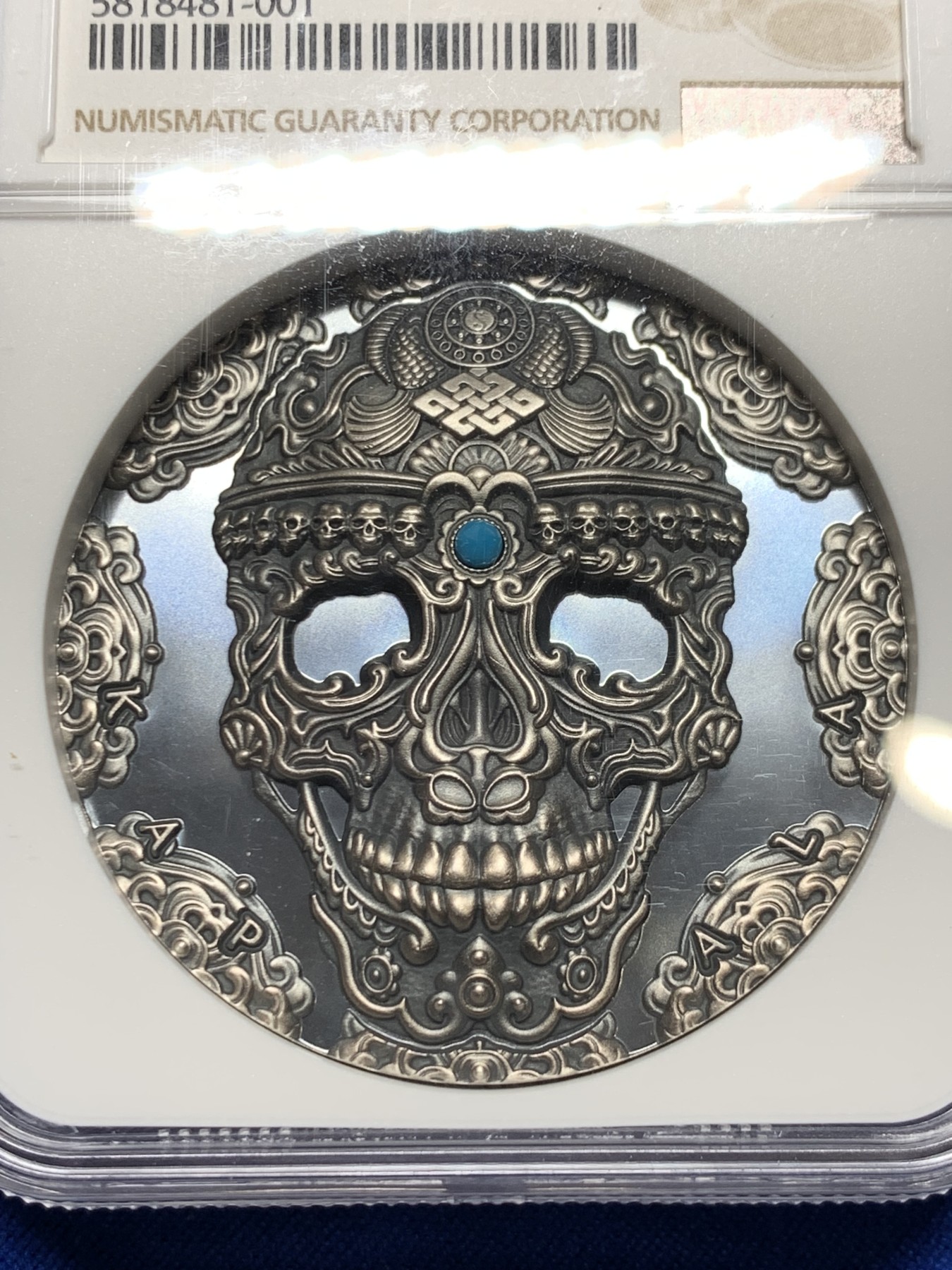 《竞宝斋》圣诞专辑  第二场  第228场 定制纪念章相赠 (全场顺丰包邮) NGC PF70 2018喀麦隆 世界文化系列 第一枚，卡帕拉头盖镶嵌绿松石 2盎司 银币 编号138  盒证齐全