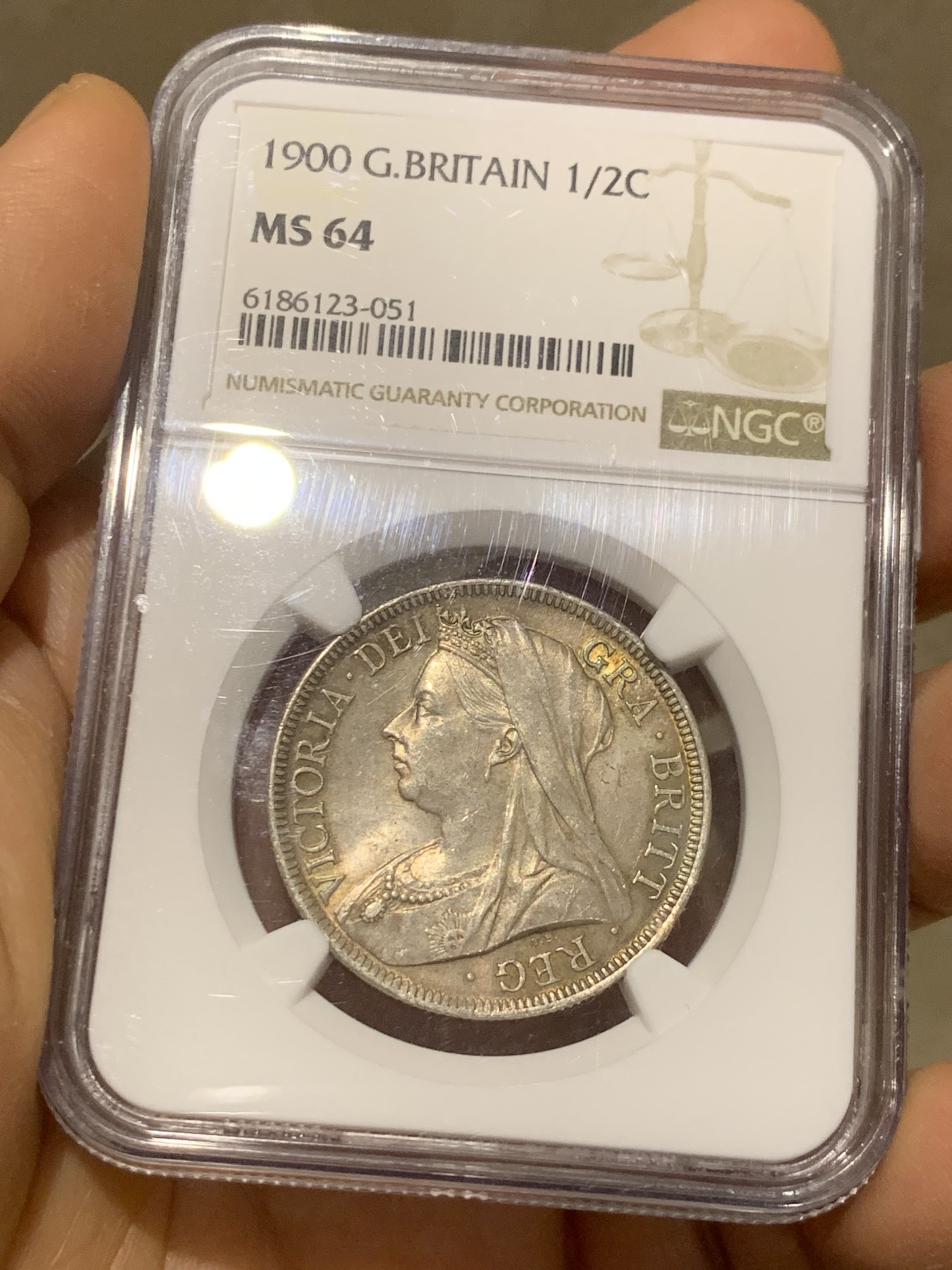 《竞宝斋》圣诞专辑  第二场  第228场 定制纪念章相赠 (全场顺丰包邮) NGC MS64 英国1900维多利亚披纱版半克朗银币 双面原味包浆 带十字光 值得收藏