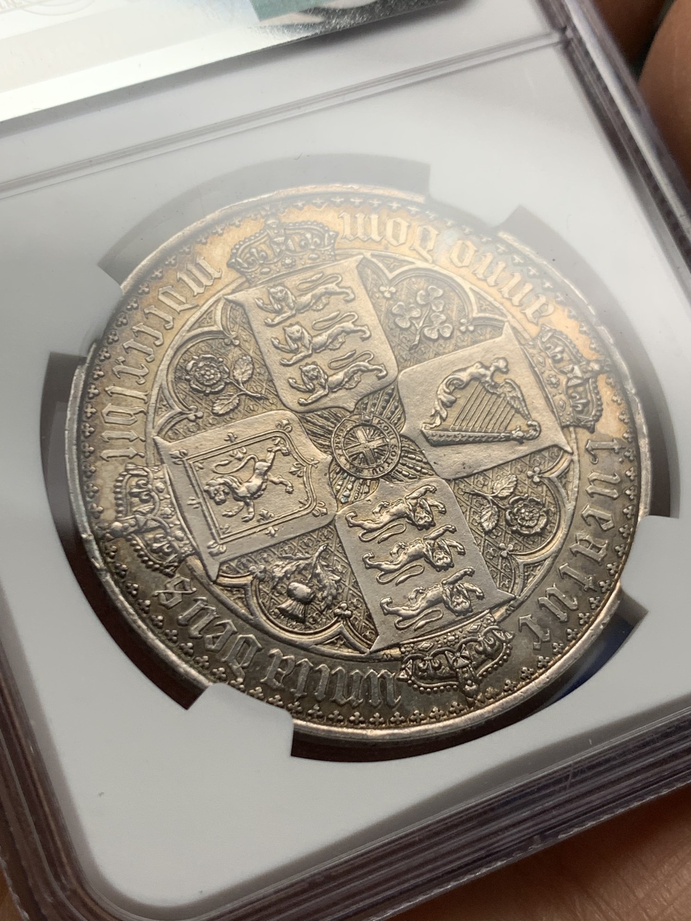 《竞宝斋》圣诞专辑  第二场  第228场 定制纪念章相赠 (全场顺丰包邮) NGC-PF60 英国 1847年哥特克朗 细节完整 包浆醇厚 钱币收藏者的终身追求