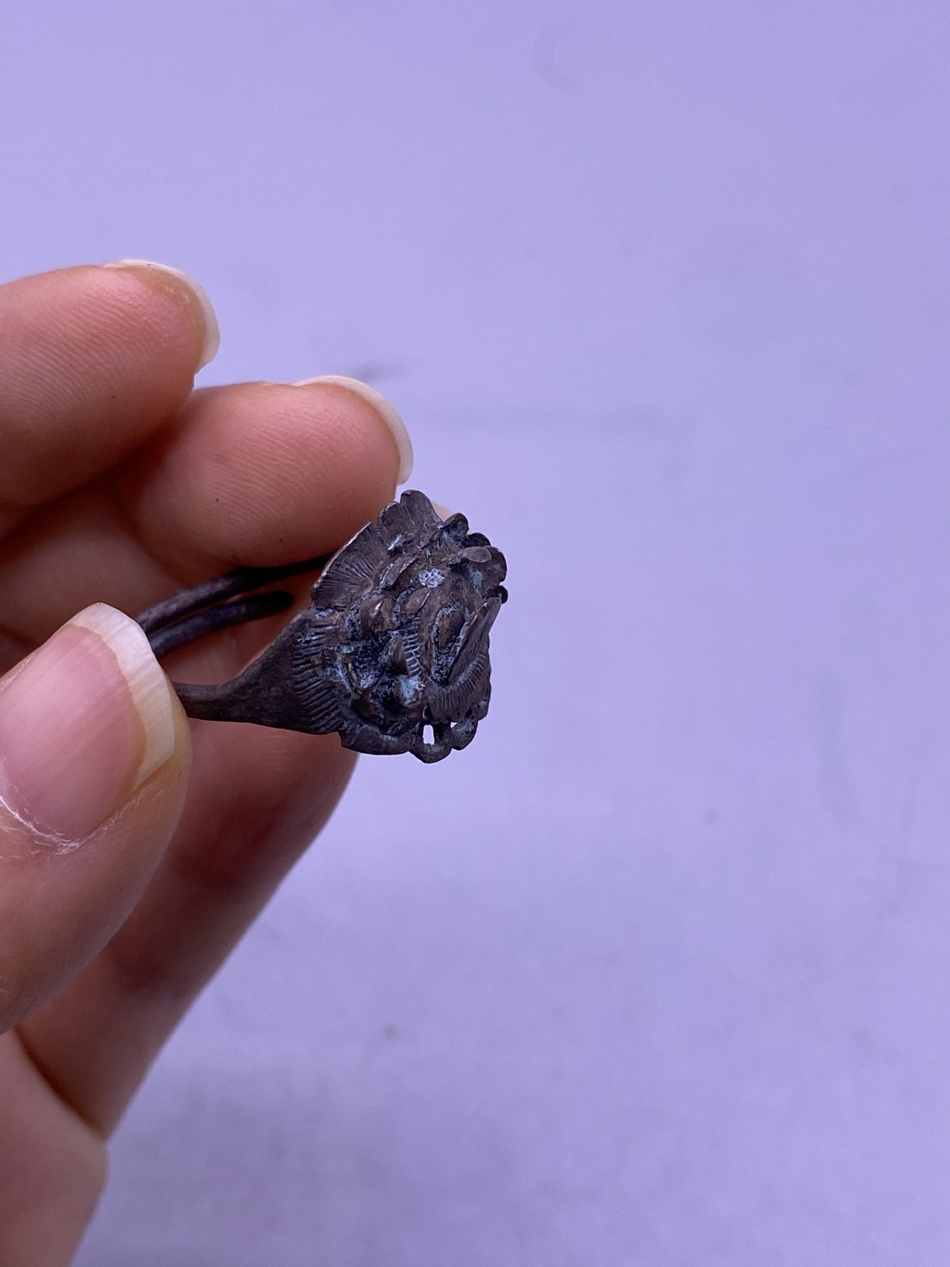 老银起花戒指2枚，内径分别1.6/1.8厘米，都缺花瓣，品相如图，360包快递