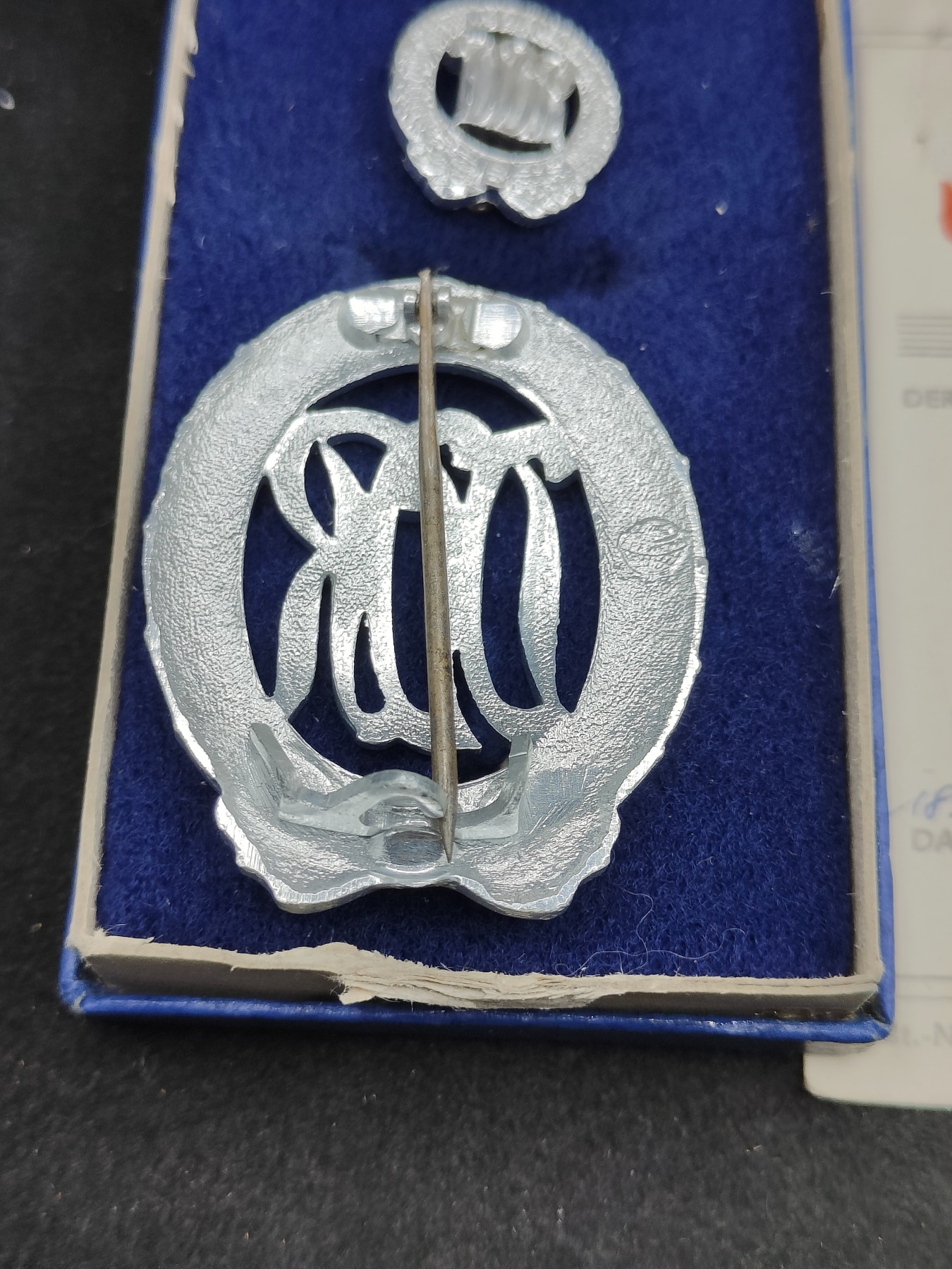 全场0元起拍 第120期 咸鱼国勋章拍卖专场 12月27日（周三）下午6：00开始 东德银级体能章 带盒略带证