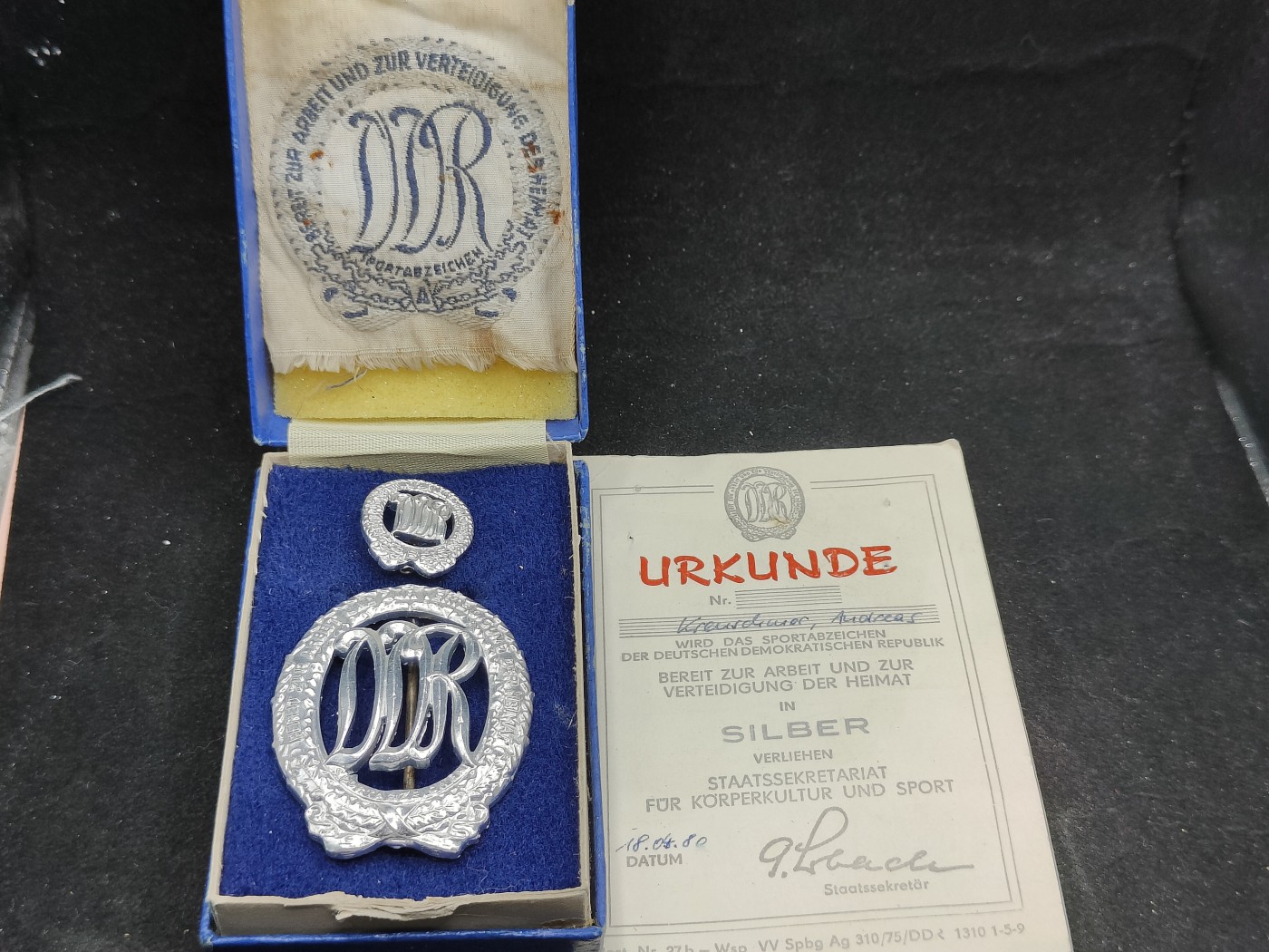 全场0元起拍 第120期 咸鱼国勋章拍卖专场 12月27日（周三）下午6：00开始 东德银级体能章 带盒略带证