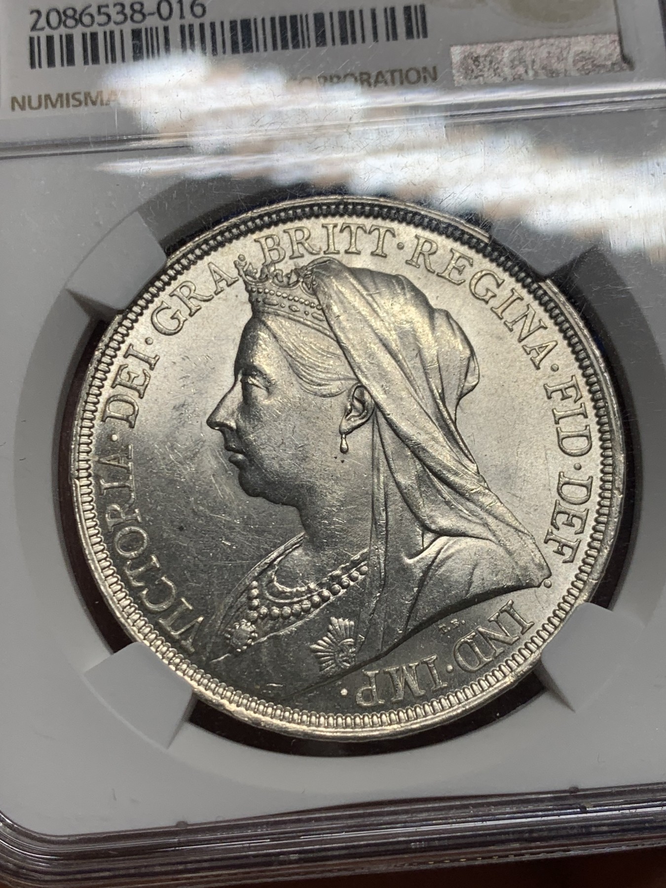 《竞宝斋》圣诞专辑  第二场  第228场 定制纪念章相赠 (全场顺丰包邮) NGC MS63 英国1897年维多利亚披纱马剑克朗，车轮光银光闪闪，底板镜面有霜相当优秀。