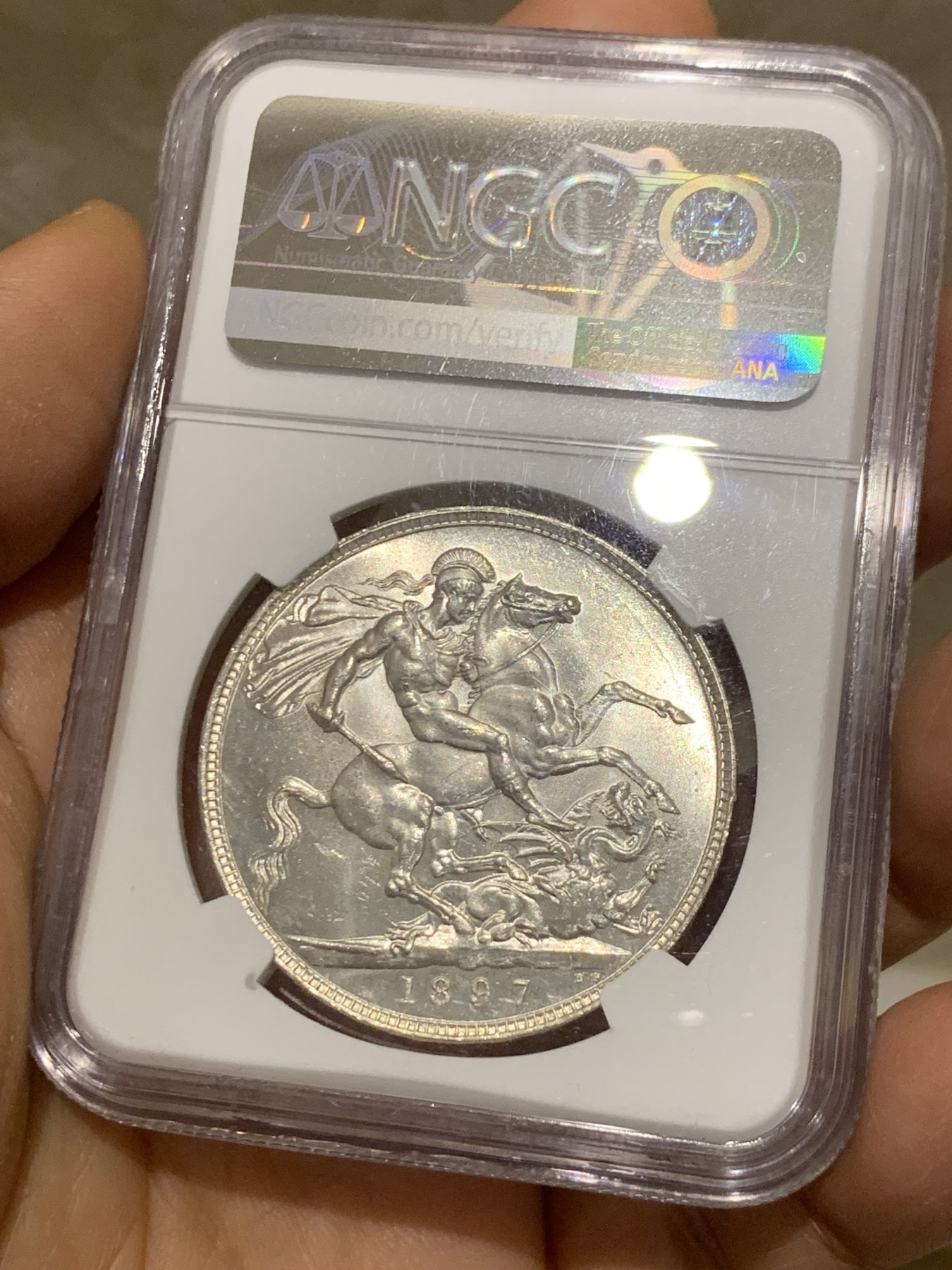 《竞宝斋》圣诞专辑  第二场  第228场 定制纪念章相赠 (全场顺丰包邮) NGC MS63 英国1897年维多利亚披纱马剑克朗，车轮光银光闪闪，底板镜面有霜相当优秀。