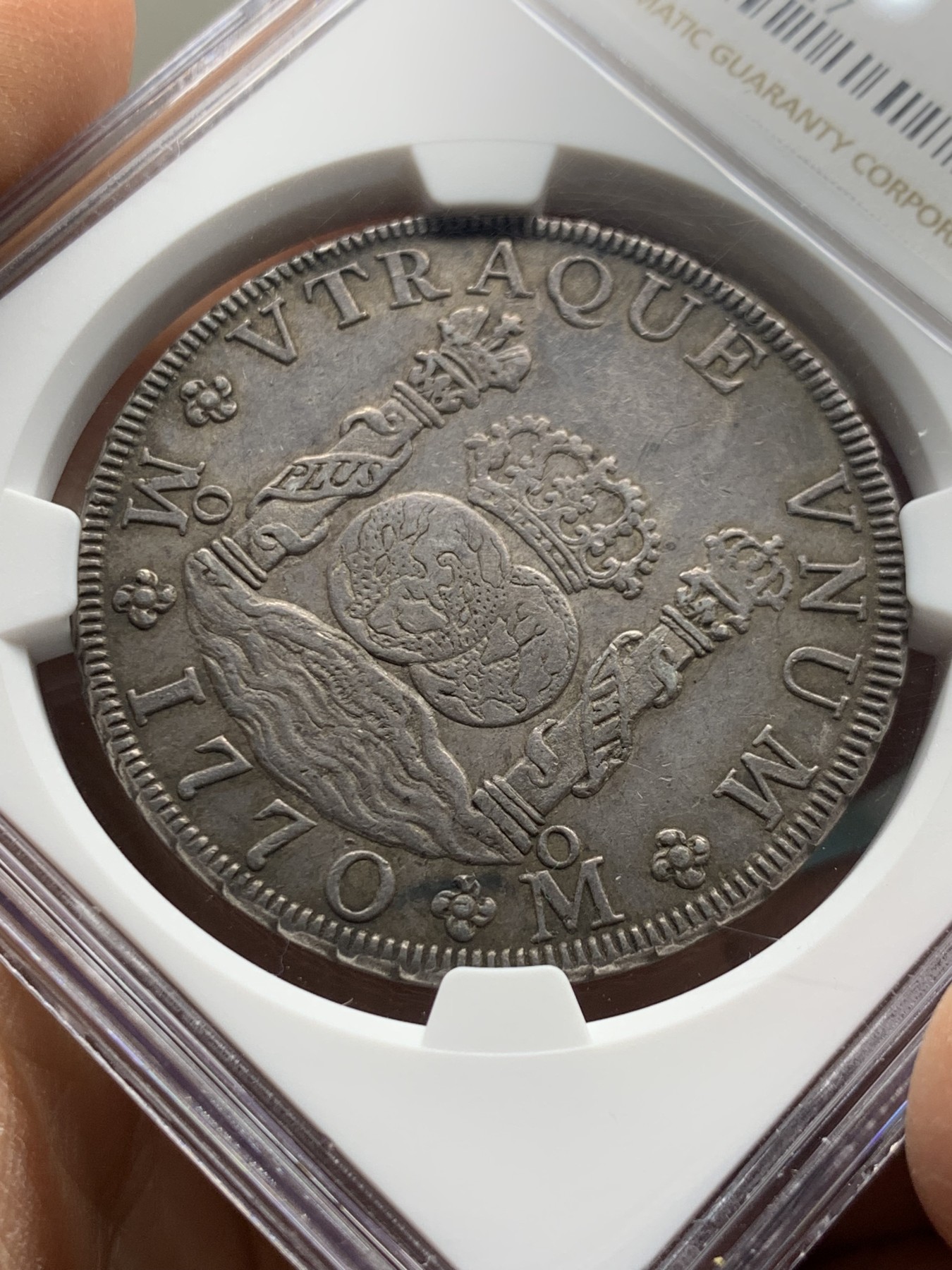 《竞宝斋》圣诞专辑  第二场  第228场 定制纪念章相赠 (全场顺丰包邮) NGC-AU55 墨西哥 1770年 地球双柱8里亚尔银币。西属热门品种，图案深打，均匀的棕色包浆，该品相实属难得！