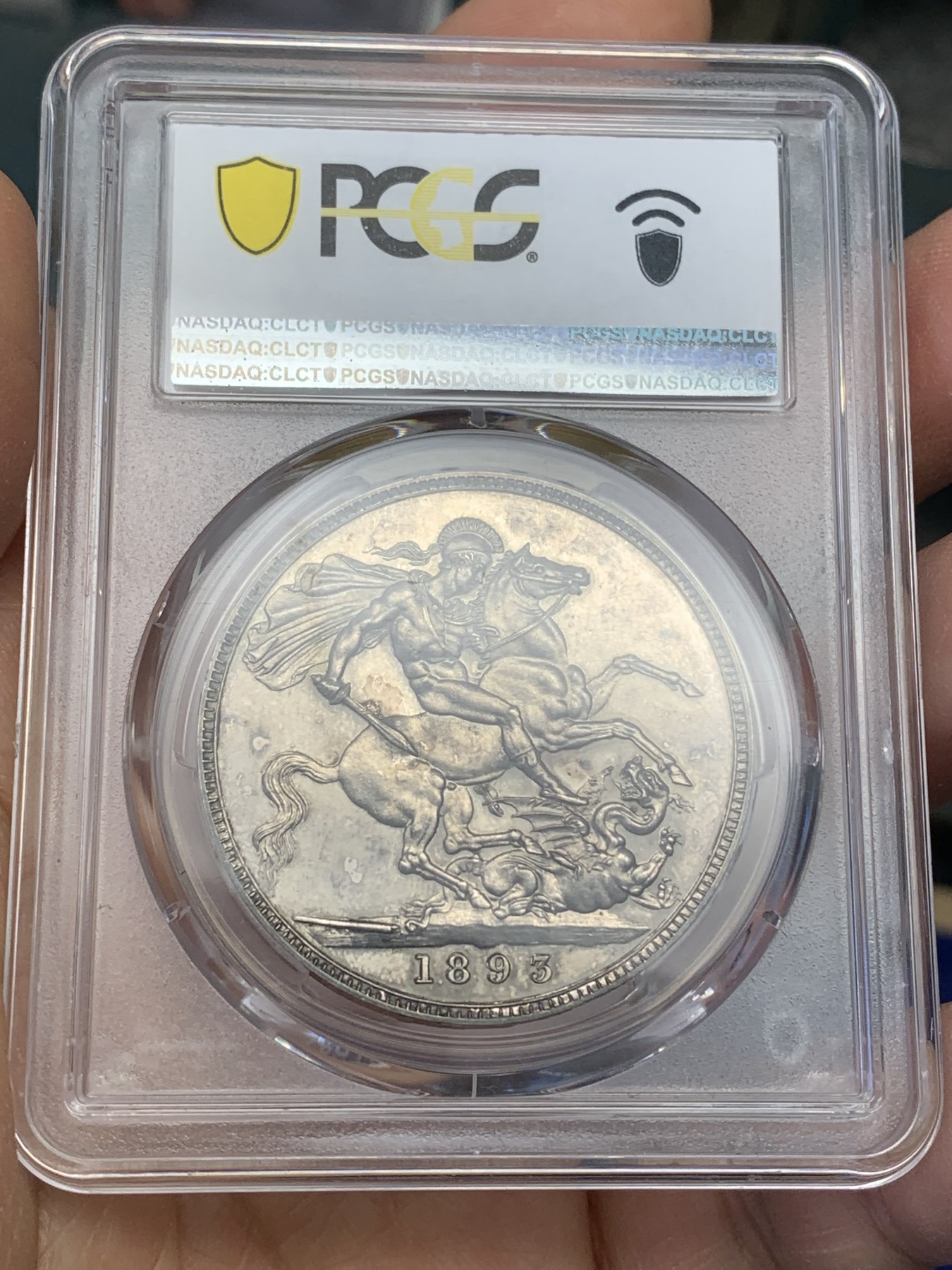 《竞宝斋》圣诞专辑  第二场  第228场 定制纪念章相赠 (全场顺丰包邮) PCGS PR63 英国维多利亚1893精制马剑克朗，最为经典的披沙造型，深色包浆。精制版，低估品种。