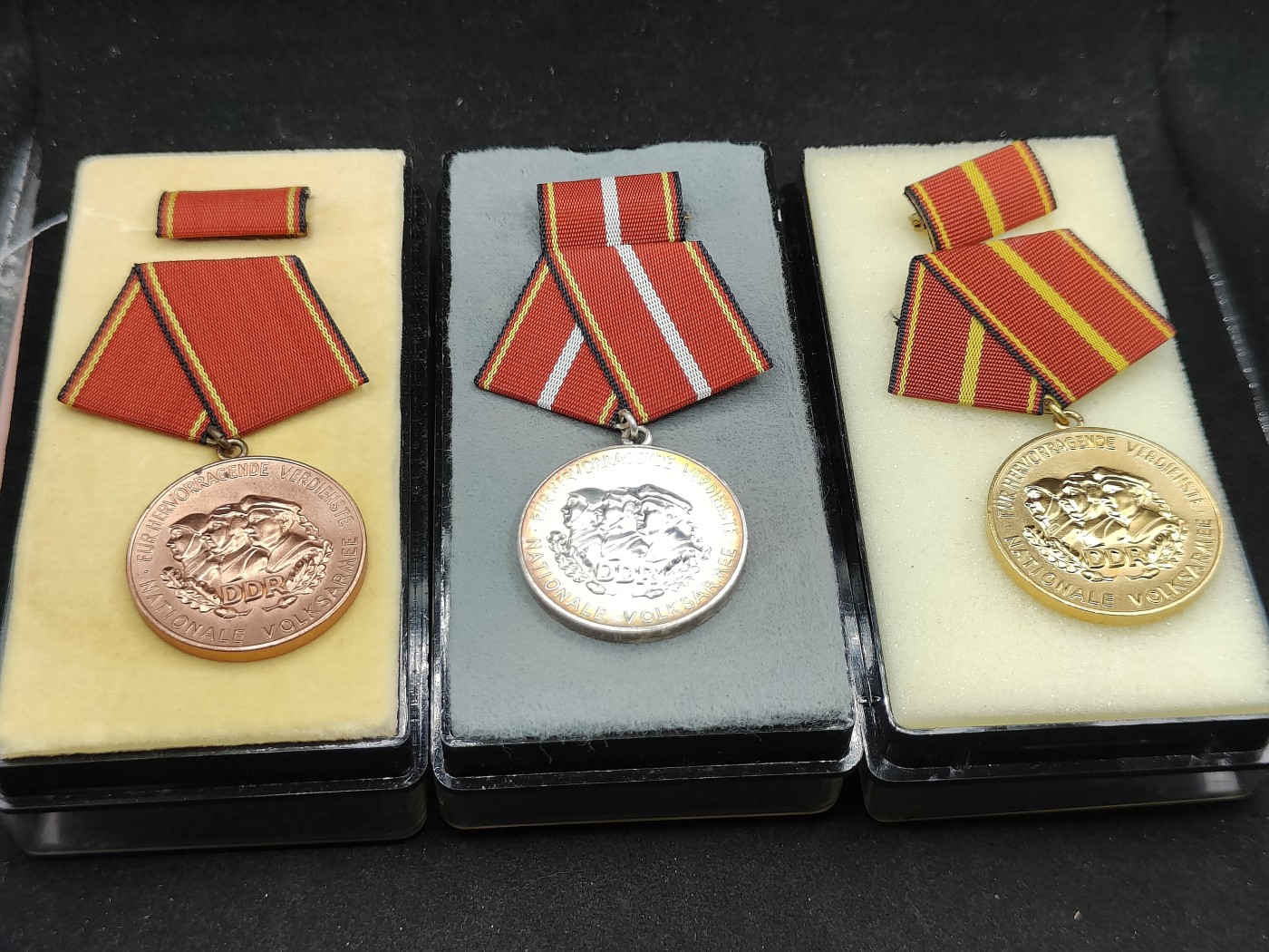 全场0元起拍 第120期 咸鱼国勋章拍卖专场 12月27日（周三）下午6：00开始 东德国家人民军功绩奖章 金银铜一套