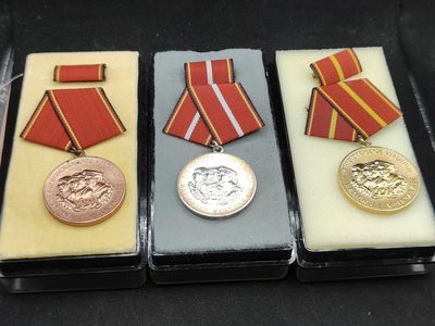 全场0元起拍 第120期 咸鱼国勋章拍卖专场 12月27日（周三）下午6：00开始 - 东德国家人民军功绩奖章 金银铜一套