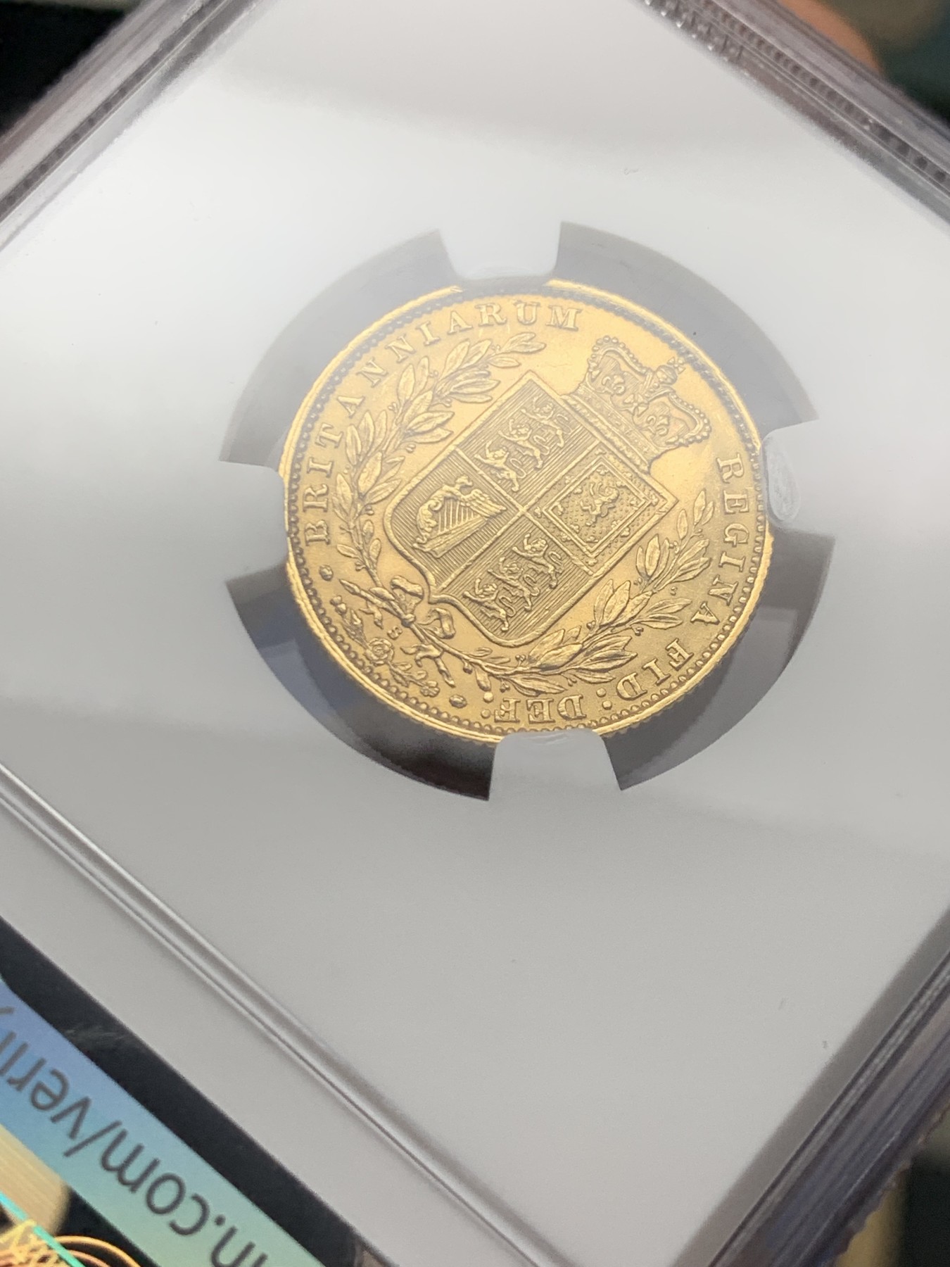 《竞宝斋》圣诞专辑  第二场  第228场 定制纪念章相赠 (全场顺丰包邮) NGC-MS62+ 英国1884年S 维多利亚1索维林金币 8克重 马剑金币多见，盾徽少见 镜面光，低评