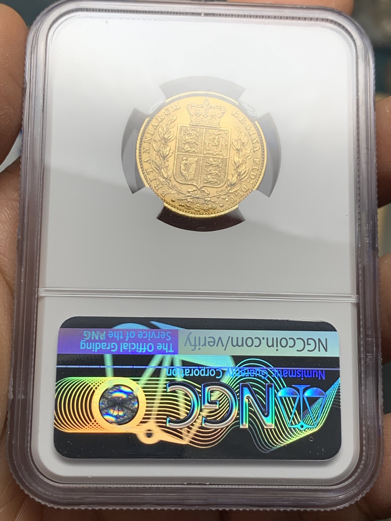 《竞宝斋》圣诞专辑  第二场  第228场 定制纪念章相赠 (全场顺丰包邮) NGC-MS62+ 英国1884年S 维多利亚1索维林金币 8克重 马剑金币多见，盾徽少见 镜面光，低评