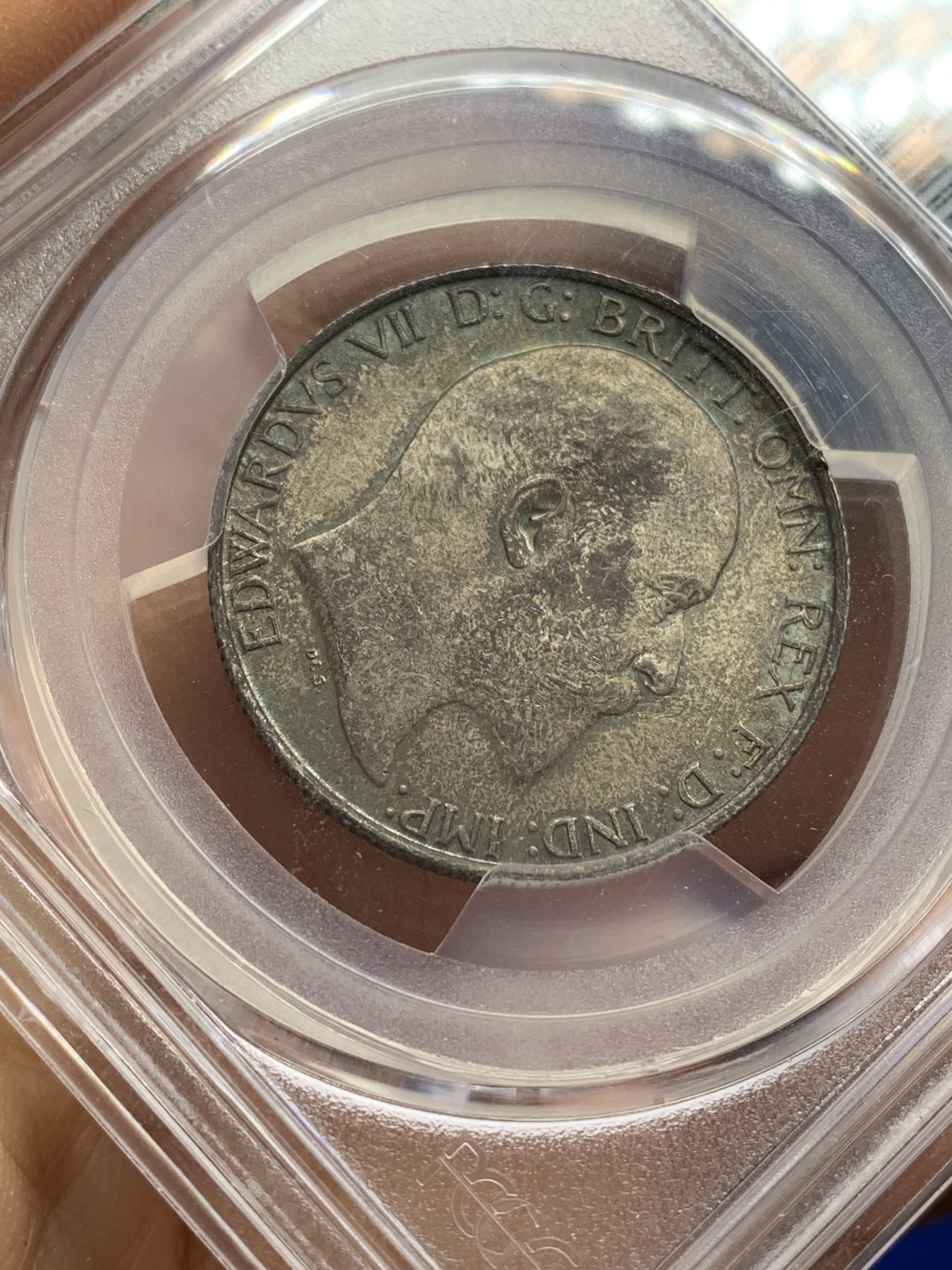 《竞宝斋》圣诞专辑  第二场  第228场 定制纪念章相赠 (全场顺丰包邮) PCGS-MS63 英国1902年爱德华七世 2先令 海神银币。灰褐色的包浆中带着一抹春日青，流通币的保存比精制币更加的困难，只是到了浮躁的现在已经没有价格上的差异了。