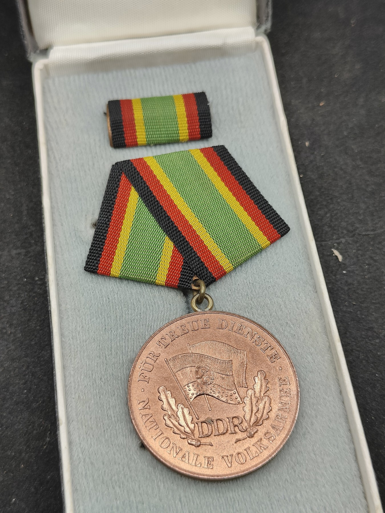 全场0元起拍 第120期 咸鱼国勋章拍卖专场 12月27日（周三）下午6：00开始 东德早期人民军五年服役奖章 早期纸盒带略