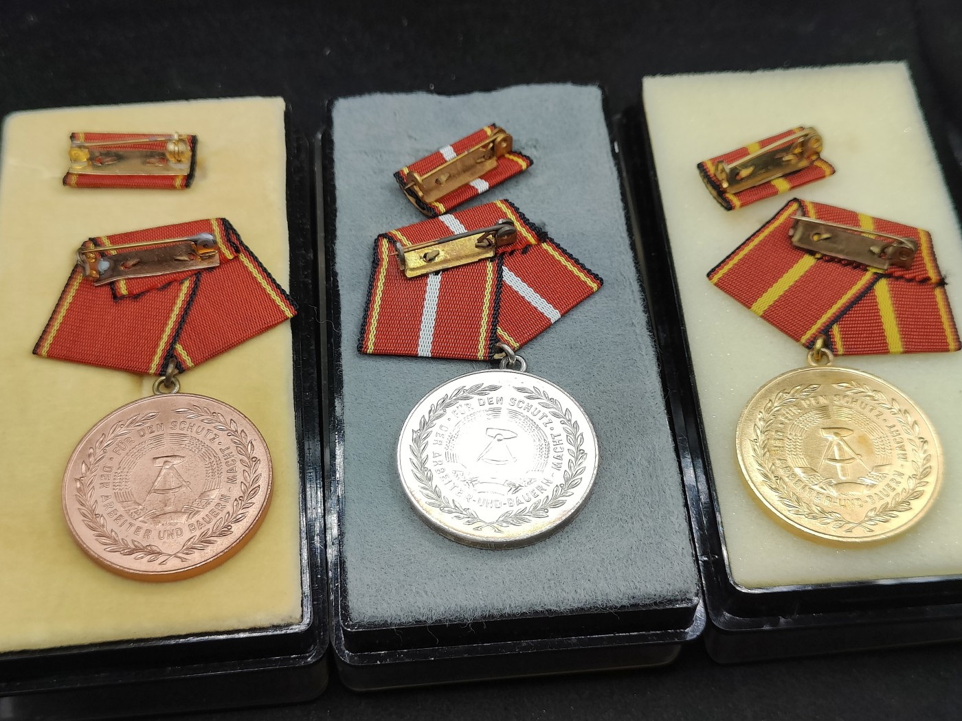 全场0元起拍 第120期 咸鱼国勋章拍卖专场 12月27日（周三）下午6：00开始 东德国家人民军功绩奖章 金银铜一套