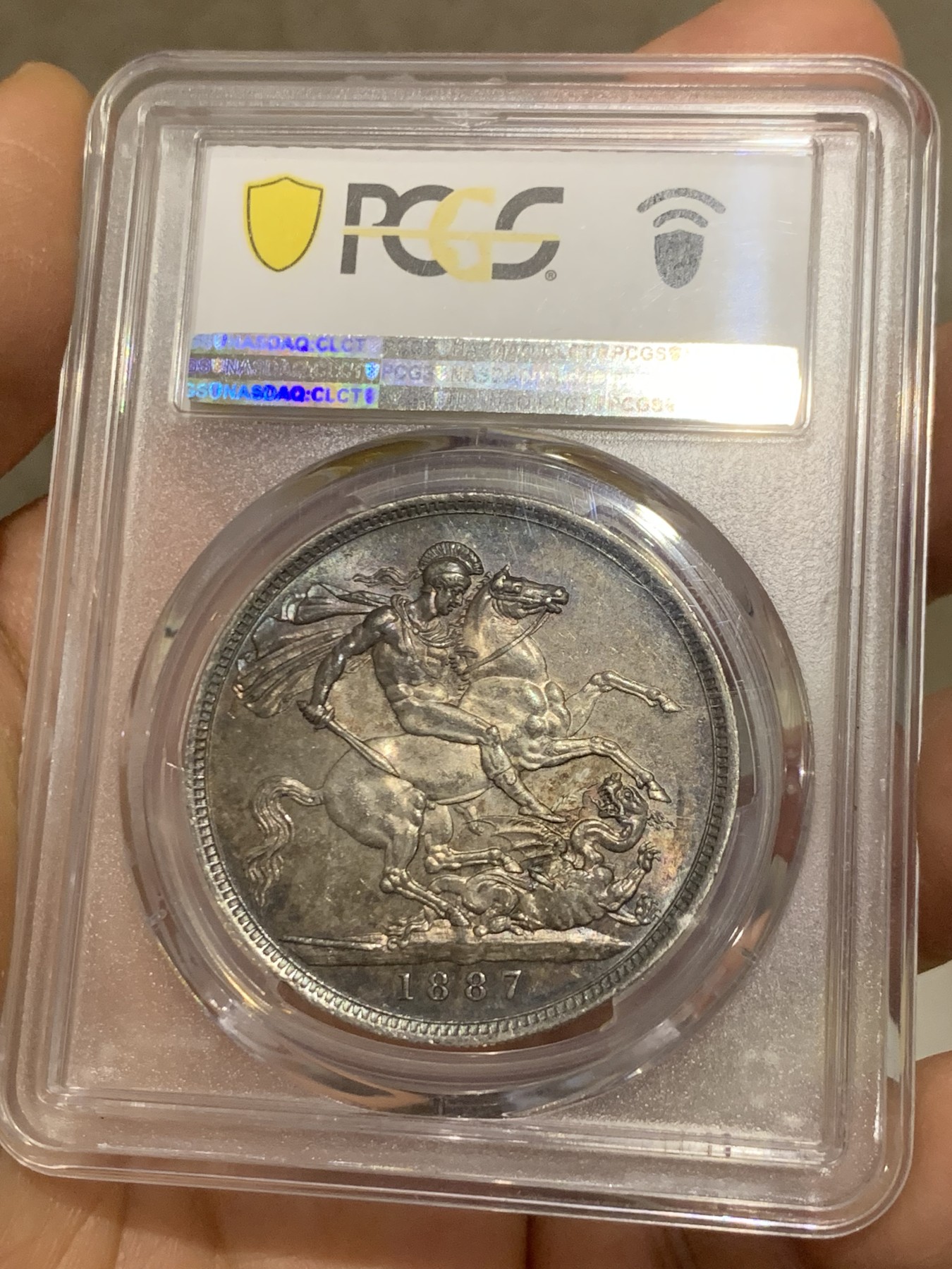 《竞宝斋》圣诞专辑  第二场  第228场 定制纪念章相赠 (全场顺丰包邮) PCGS-MS63 英国 1887 维多利亚 高冠马剑 克朗银币 包浆底光到位