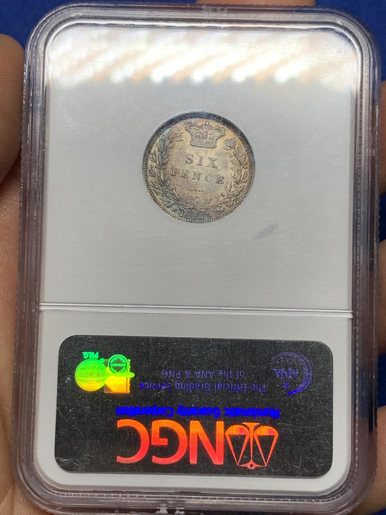 《竞宝斋》圣诞专辑  第二场  第228场 定制纪念章相赠 (全场顺丰包邮) NGC MS65 英国1885维多利亚女王6便士 顶级紫罗兰五彩包浆 老盒严评 盒子保存完好 小维6便士64以上非常难见 且拍且珍惜