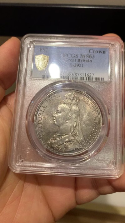 《竞宝斋》圣诞专辑  第二场  第228场 定制纪念章相赠 (全场顺丰包邮) PCGS-MS63 英国 1887 维多利亚 高冠马剑 克朗银币 包浆底光到位