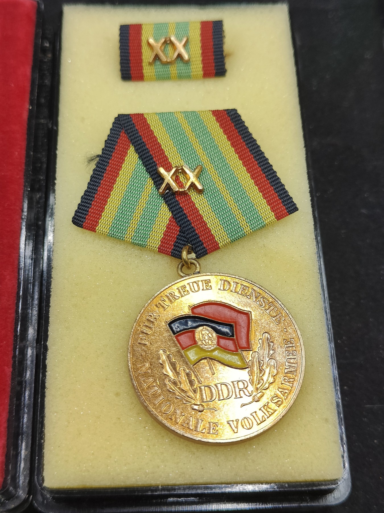 全场0元起拍 第120期 咸鱼国勋章拍卖专场 12月27日（周三）下午6：00开始 东德人民军10-20年服役奖章一套