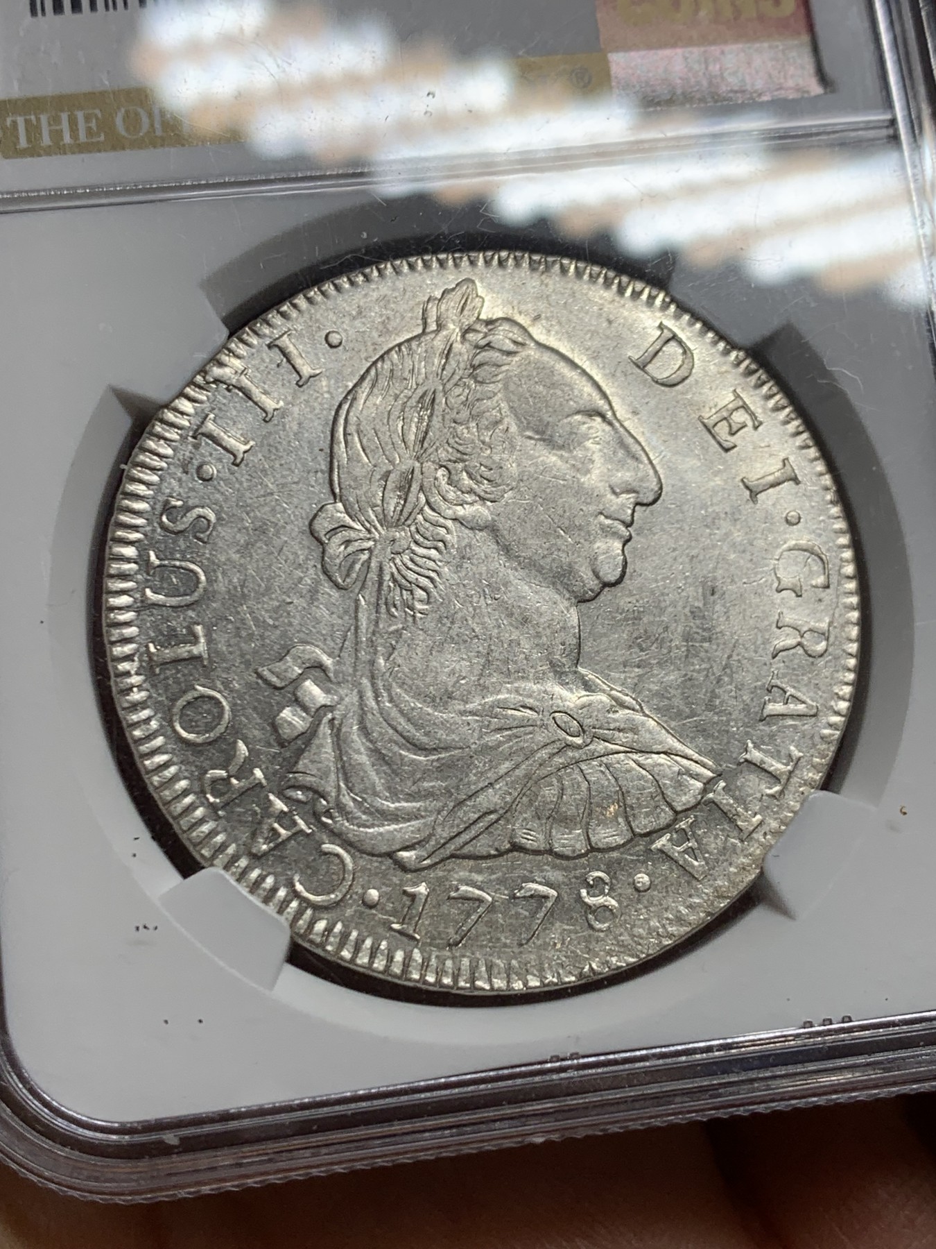 《竞宝斋》圣诞专辑  第二场  第228场 定制纪念章相赠 (全场顺丰包邮) NGC AU55玻利维亚1778年卡洛斯三世双柱银币，早期好年份，打制深，好品难得，ngc美国特色标签，ha拍卖行近期在10月份同年份ngcXF40成交价552刀约4000rmb，盒子边缘小磕。