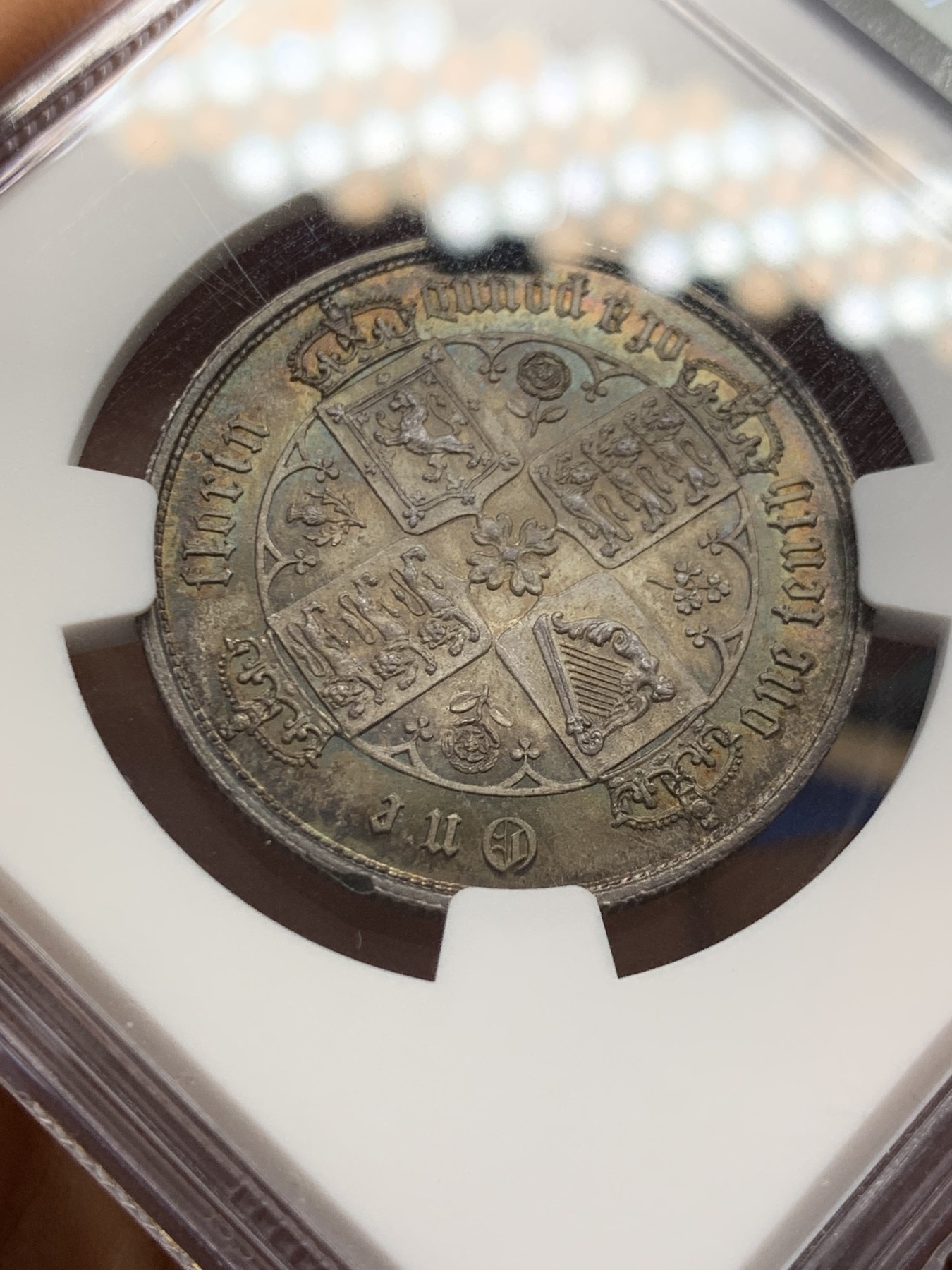 《竞宝斋》圣诞专辑  第二场  第228场 定制纪念章相赠 (全场顺丰包邮) NGC-MS63 英国1852年维多利亚女王哥特福林银币。正面包浆沉稳古气，但又能透出隐约的酒红光芒，背面是极其漂亮的五彩彩虹色过渡自然。这枚是整个系列的第一年，第一版女王面部线条和蔼柔美，值得入手。