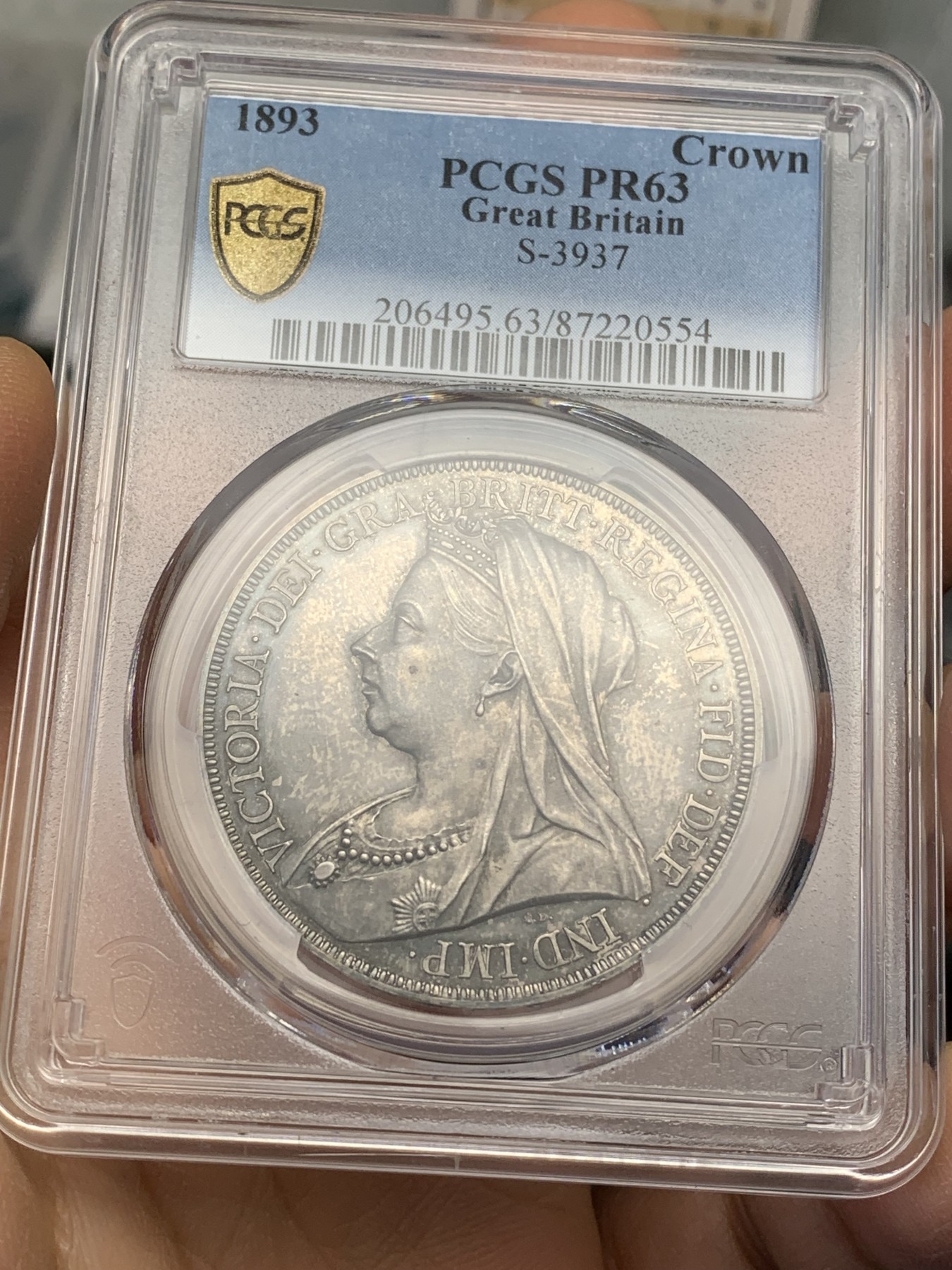 《竞宝斋》圣诞专辑  第二场  第228场 定制纪念章相赠 (全场顺丰包邮) PCGS PR63 英国维多利亚1893精制马剑克朗，最为经典的披沙造型，深色包浆。精制版，低估品种。