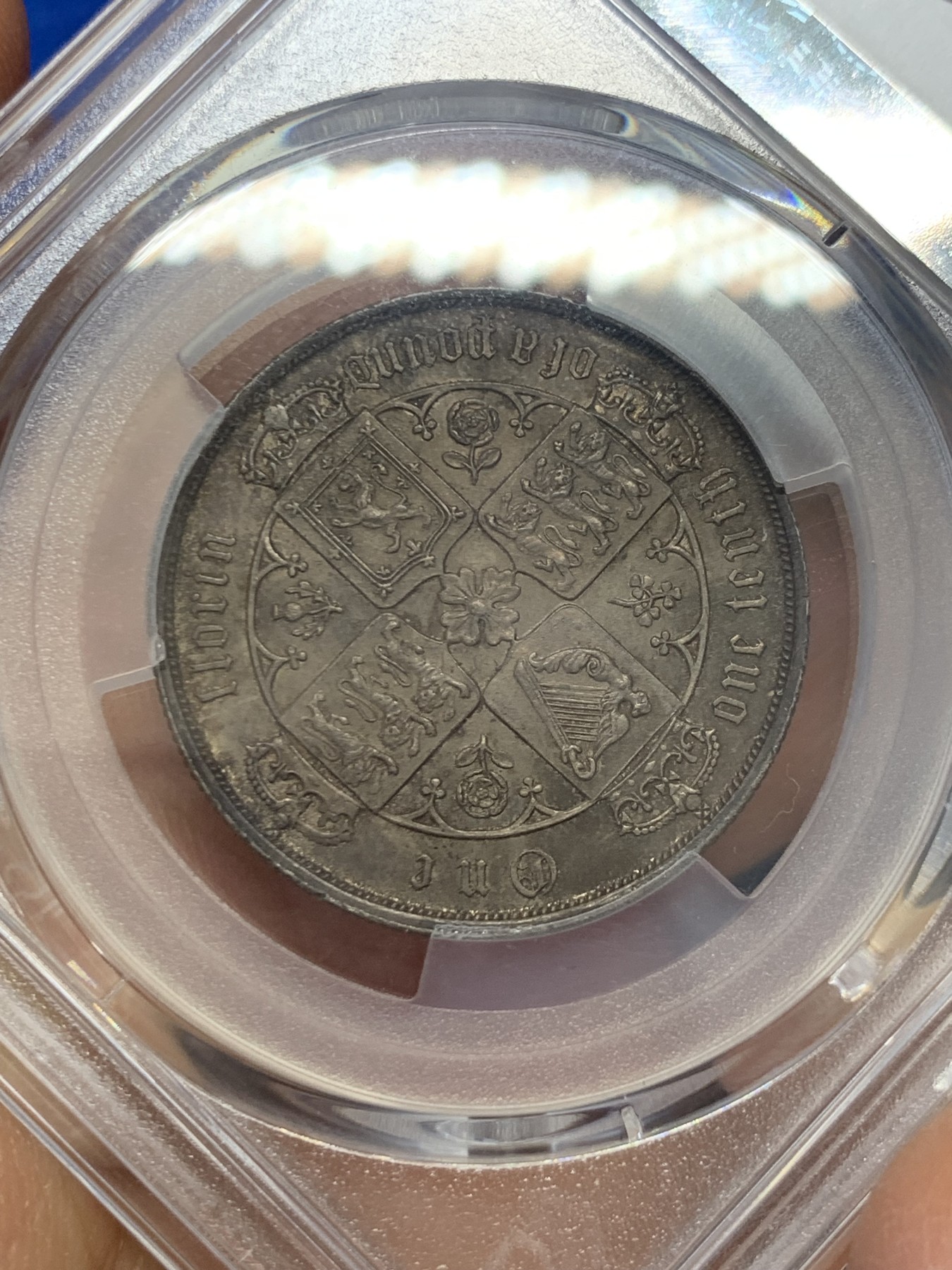 《竞宝斋》圣诞专辑  第二场  第228场 定制纪念章相赠 (全场顺丰包邮) PCGS MS61 英国1884年小维哥特弗洛林，精品金色包浆，低评