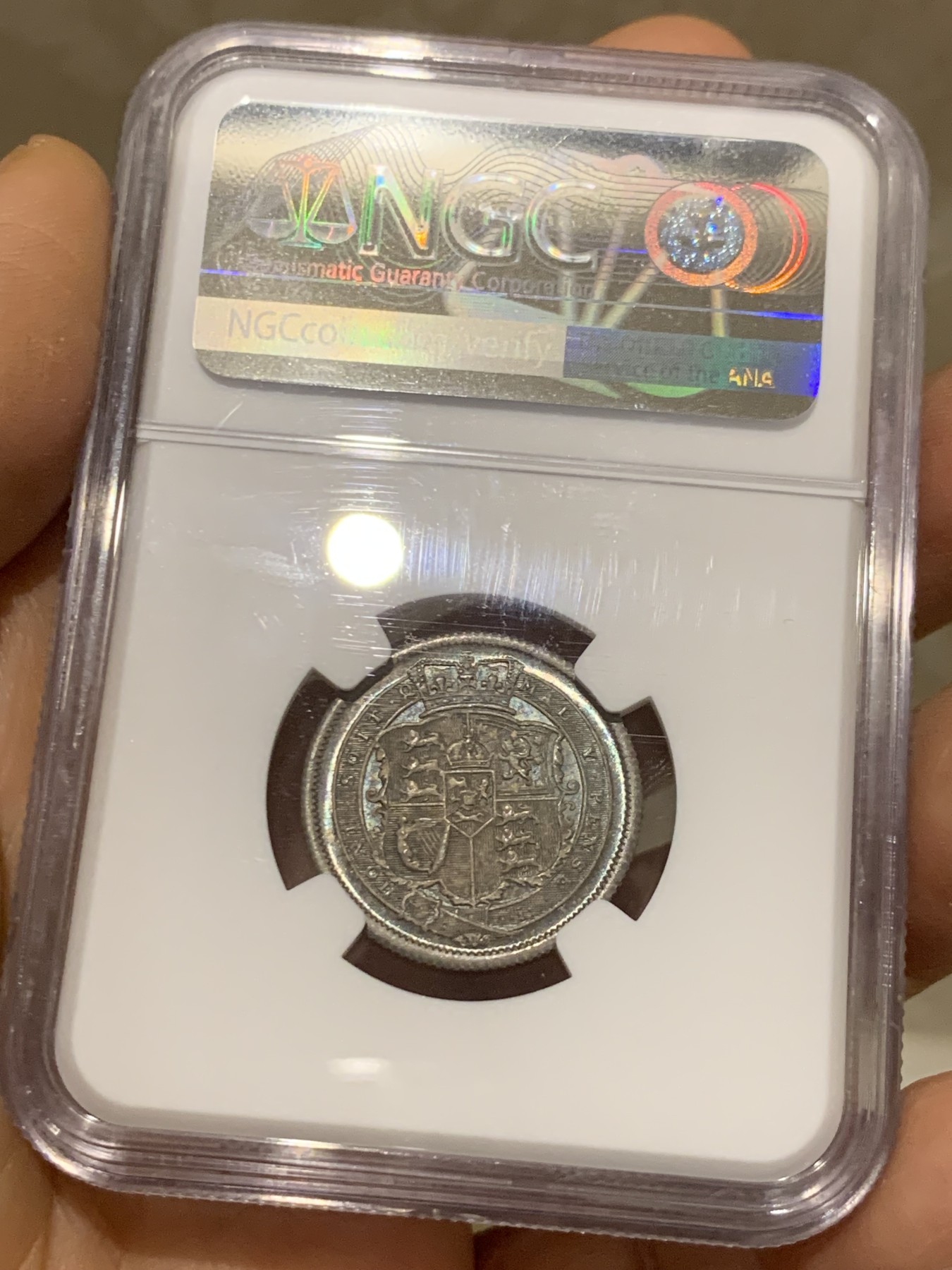 《竞宝斋》圣诞专辑  第二场  第228场 定制纪念章相赠 (全场顺丰包邮) NGC-MS65 英国1816年乔治三世 牛头1先令 银币。来自皮斯特鲁奇的经典设计，状态很舒服，分数够玩了。