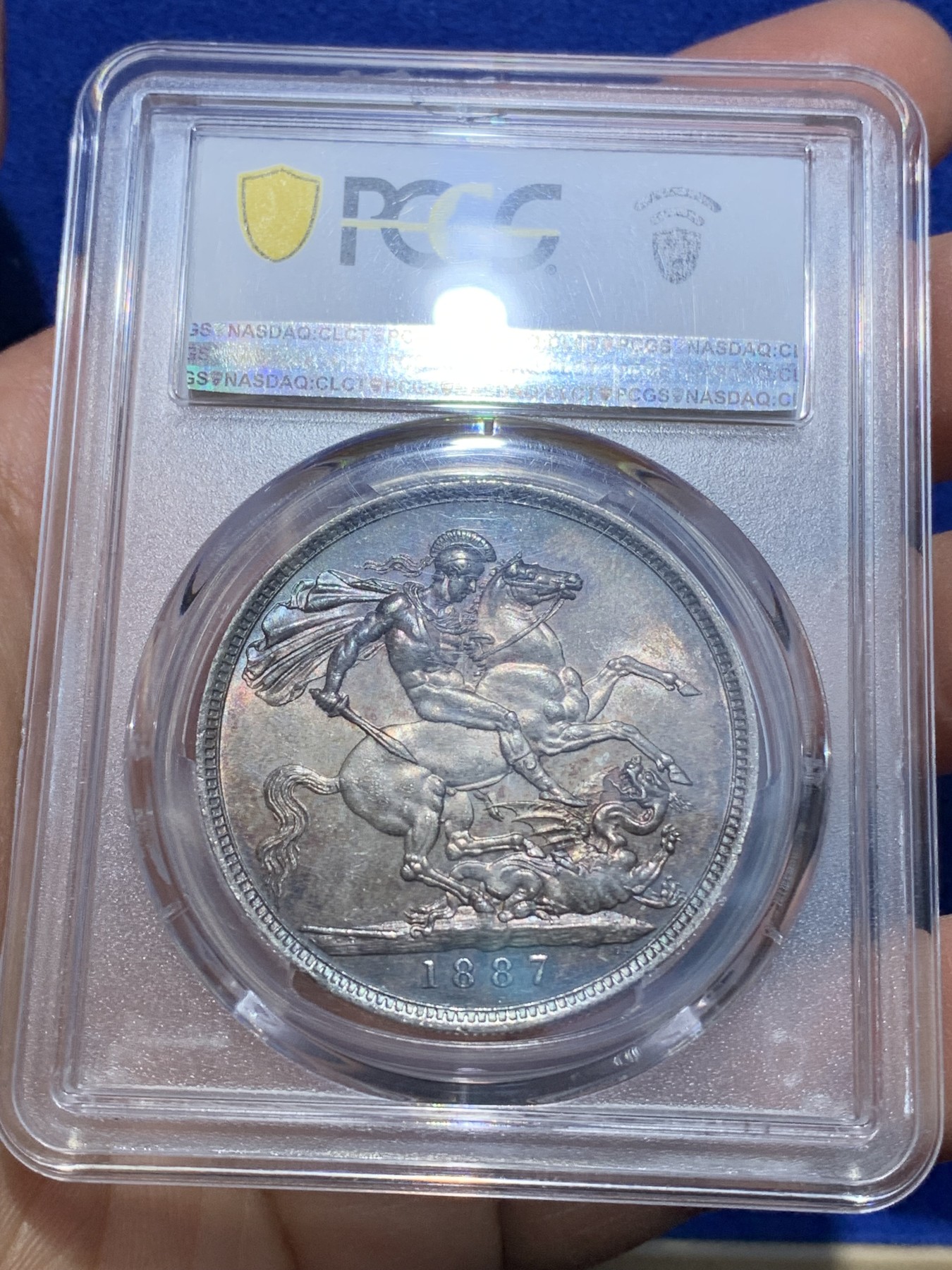 《竞宝斋》圣诞专辑  第二场  第228场 定制纪念章相赠 (全场顺丰包邮) PCGS-MS63 英国 1887 维多利亚 高冠马剑 克朗银币 包浆底光到位