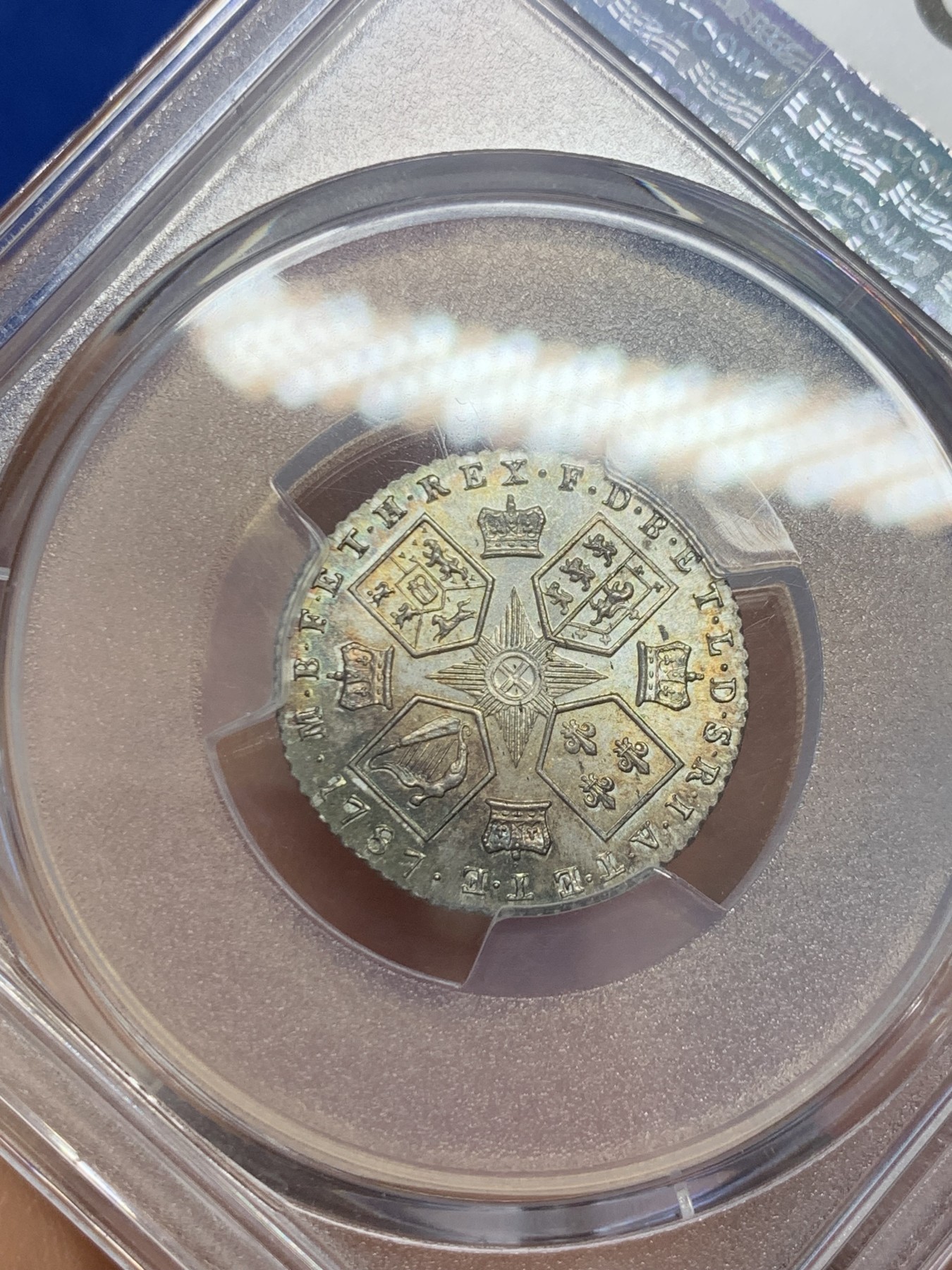 《竞宝斋》圣诞专辑  第二场  第228场 定制纪念章相赠 (全场顺丰包邮) PCGS MS64 英国1787乔治三世6便士 顶级原光底板 黄金彩 币边环绕彩虹 状态可遇而不可求 PCGS封面币在其面前都相形见绌