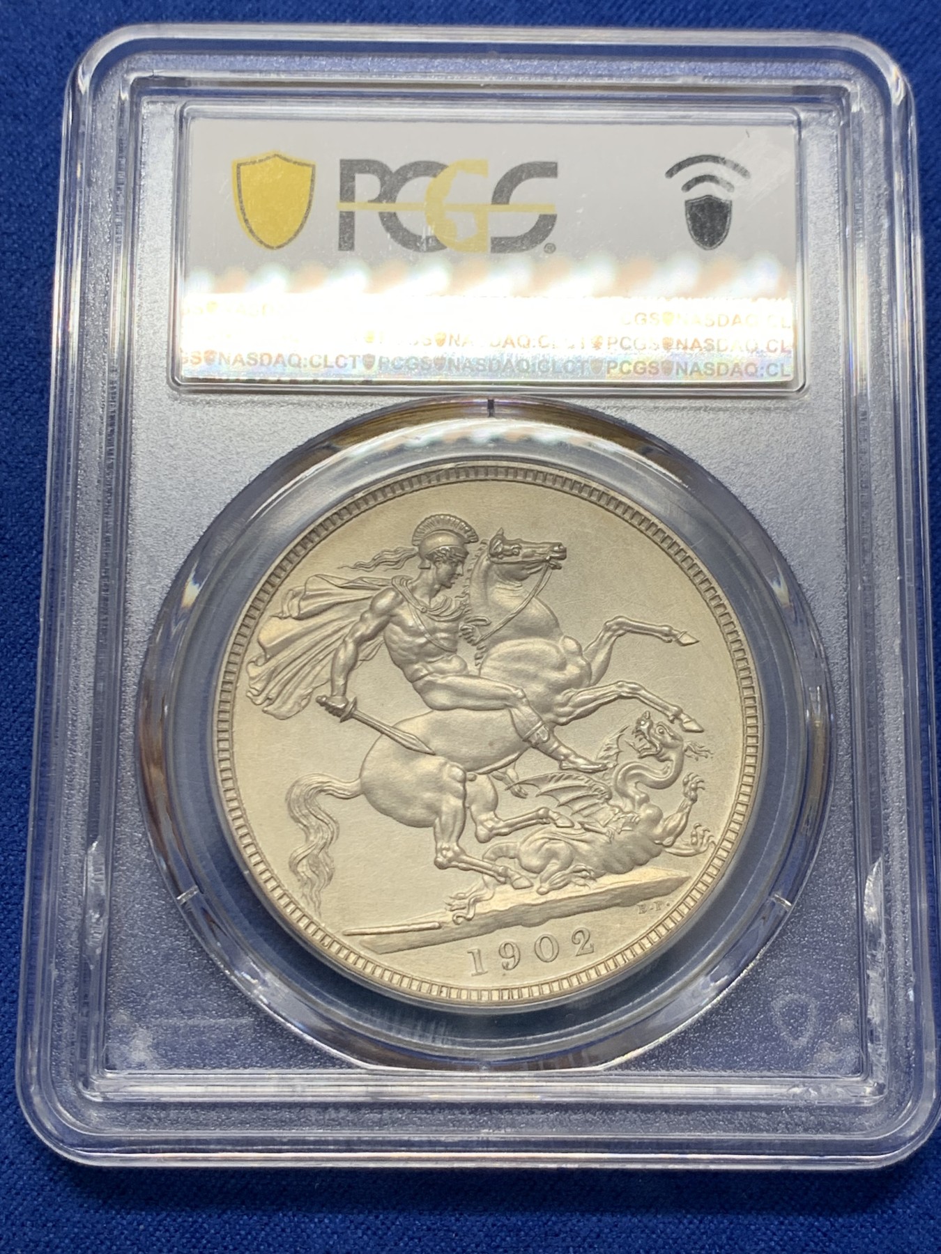 《竞宝斋》圣诞专辑  第二场  第228场 定制纪念章相赠 (全场顺丰包邮) PCGS-PR63 1902英国爱七精制大马剑，人物头像素描质感，背面骑士肌肉线条满满，底板丝绸状态，P盒低评，上手状态极佳。英系海外表现稳健，爱七HA11月N盒PR62成交5200，12月N盒PR65成交2w1人民币。这枚P盒好状态，赶紧上车！注：盒子背面支撑架有磕