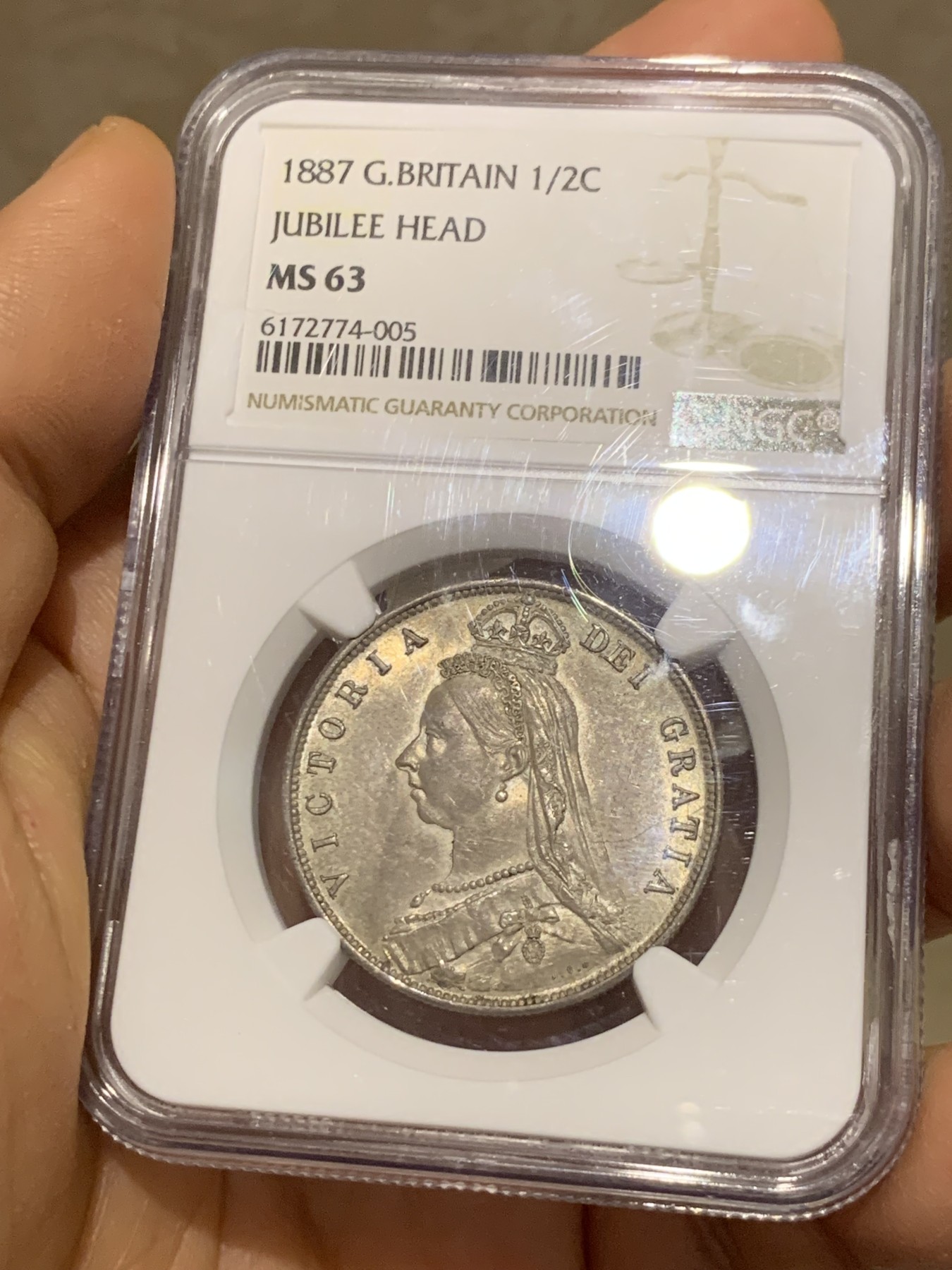 《竞宝斋》圣诞专辑  第二场  第228场 定制纪念章相赠 (全场顺丰包邮) NGC-MS63 英国1887年维多利亚高冠半克朗银币 欧洲灰包浆 底板光洁 光度不错 竞宝斋10月成交同分含佣价1408