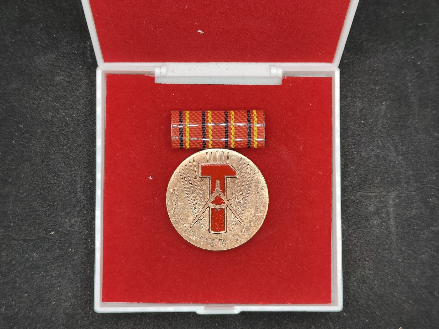 全场0元起拍 第120期 咸鱼国勋章拍卖专场 12月27日（周三）下午6：00开始 东德社会主义建设积极分子荣誉称号奖章