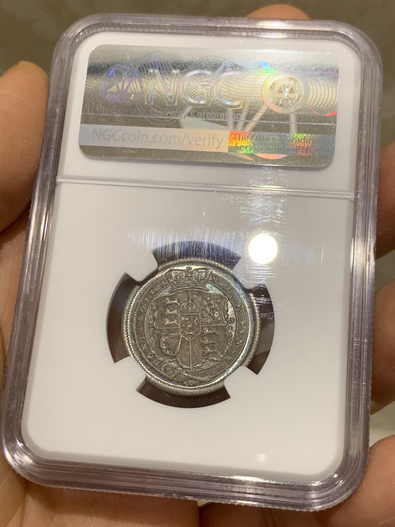 《竞宝斋》圣诞专辑  第二场  第228场 定制纪念章相赠 (全场顺丰包邮) NGC-MS65 英国1816年乔治三世 牛头1先令 银币。来自皮斯特鲁奇的经典设计，状态很舒服，分数够玩了。