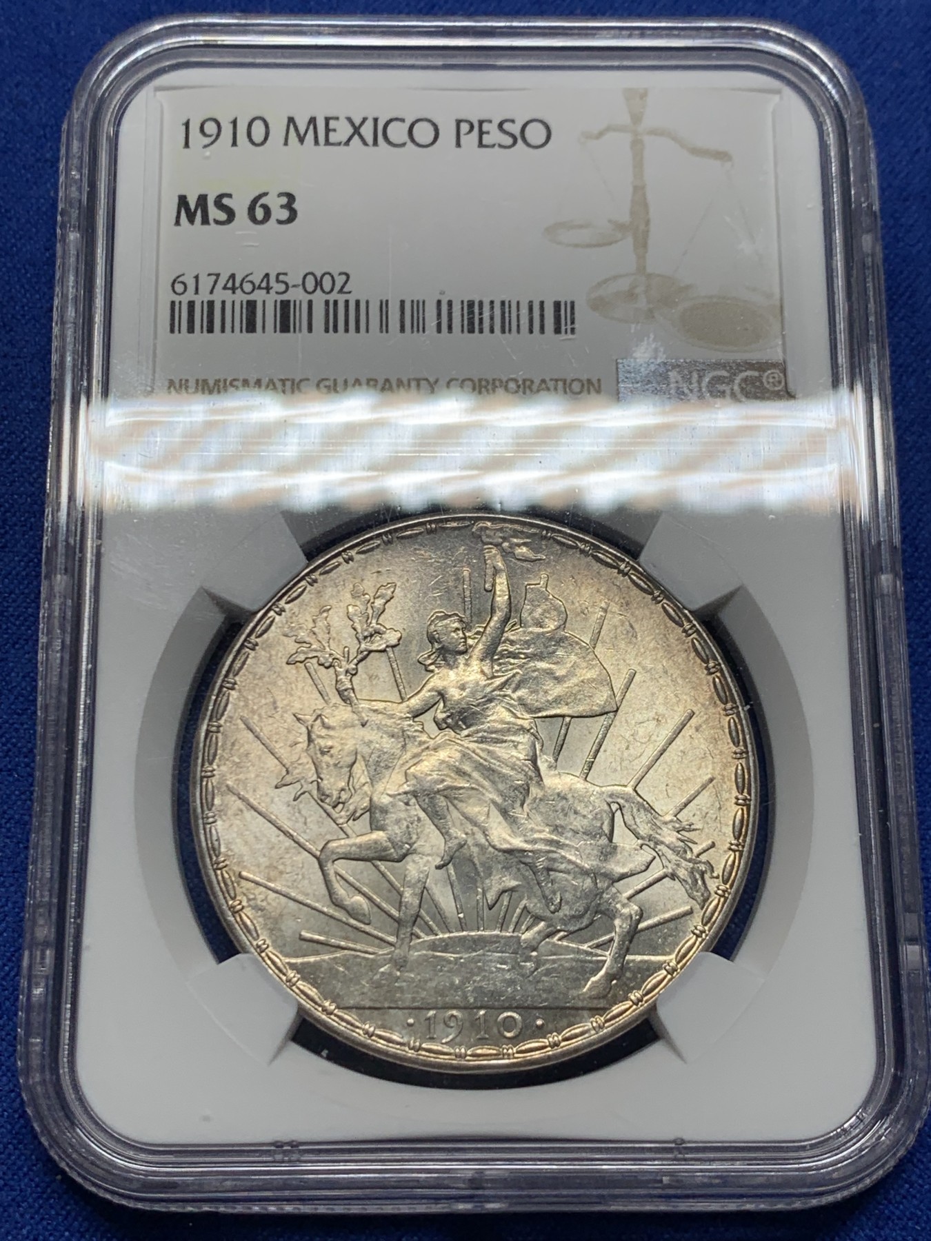 《竞宝斋》圣诞专辑  第二场  第228场 定制纪念章相赠 (全场顺丰包邮) NGC-MS63 墨西哥1910骑马鹰洋 淡金美包浆 外拍大热品种值得拥有