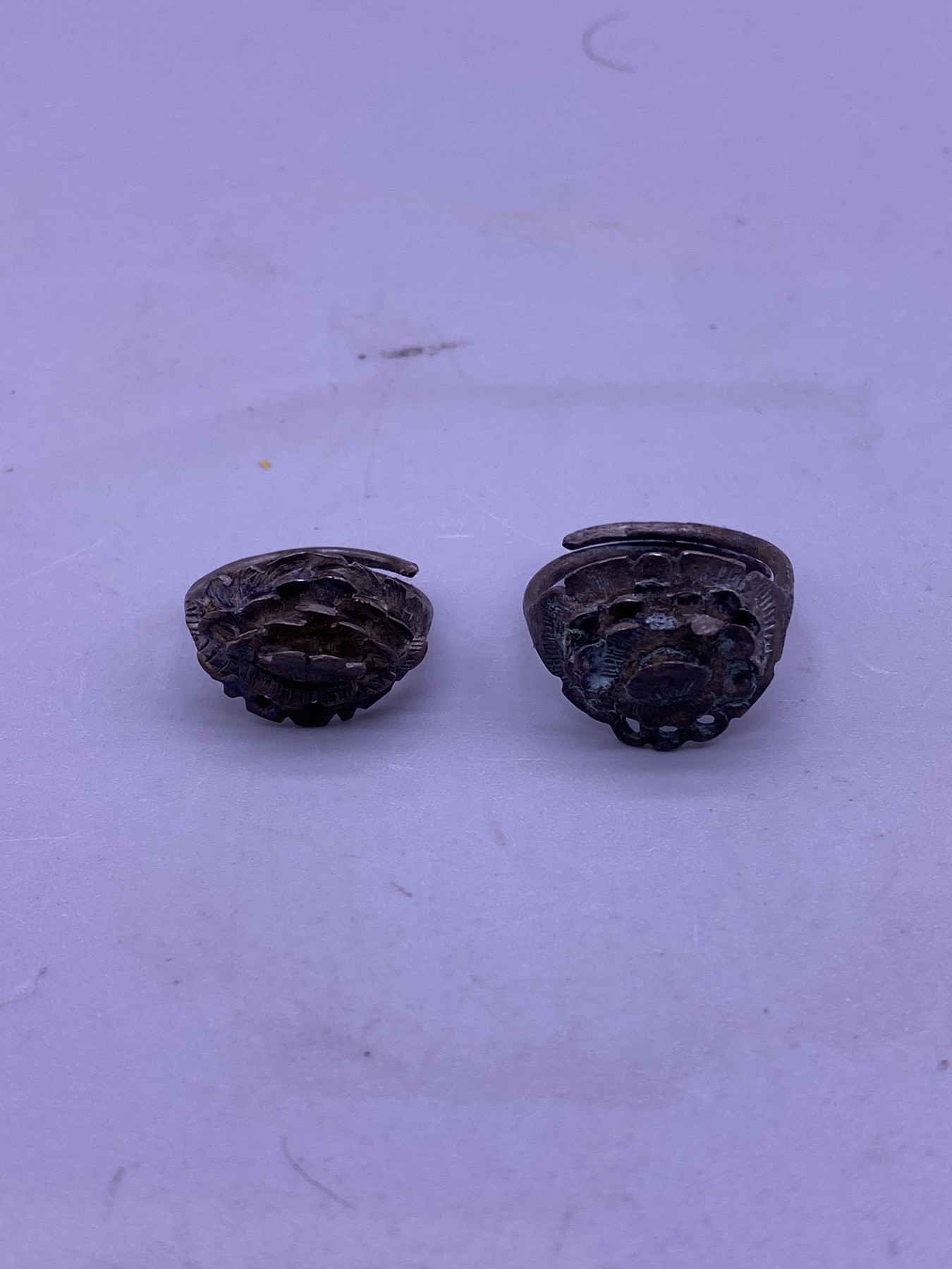 老银起花戒指2枚，内径分别1.6/1.8厘米，都缺花瓣，品相如图，360包快递