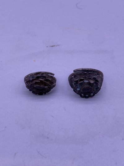 老银起花戒指2枚，内径分别1.6/1.8厘米，都缺花瓣，品相如图，360包快递 - 老银起花戒指2枚，内径分别1.6/1.8厘米，都缺花瓣，品相如图，360包快递