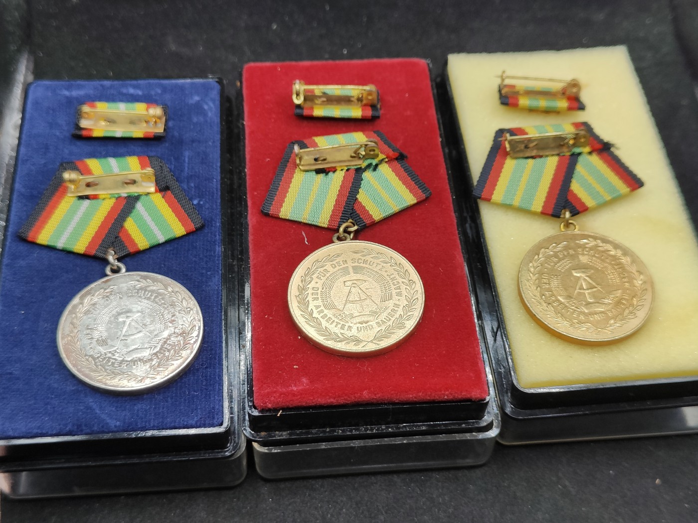 全场0元起拍 第120期 咸鱼国勋章拍卖专场 12月27日（周三）下午6：00开始 东德人民军10-20年服役奖章一套