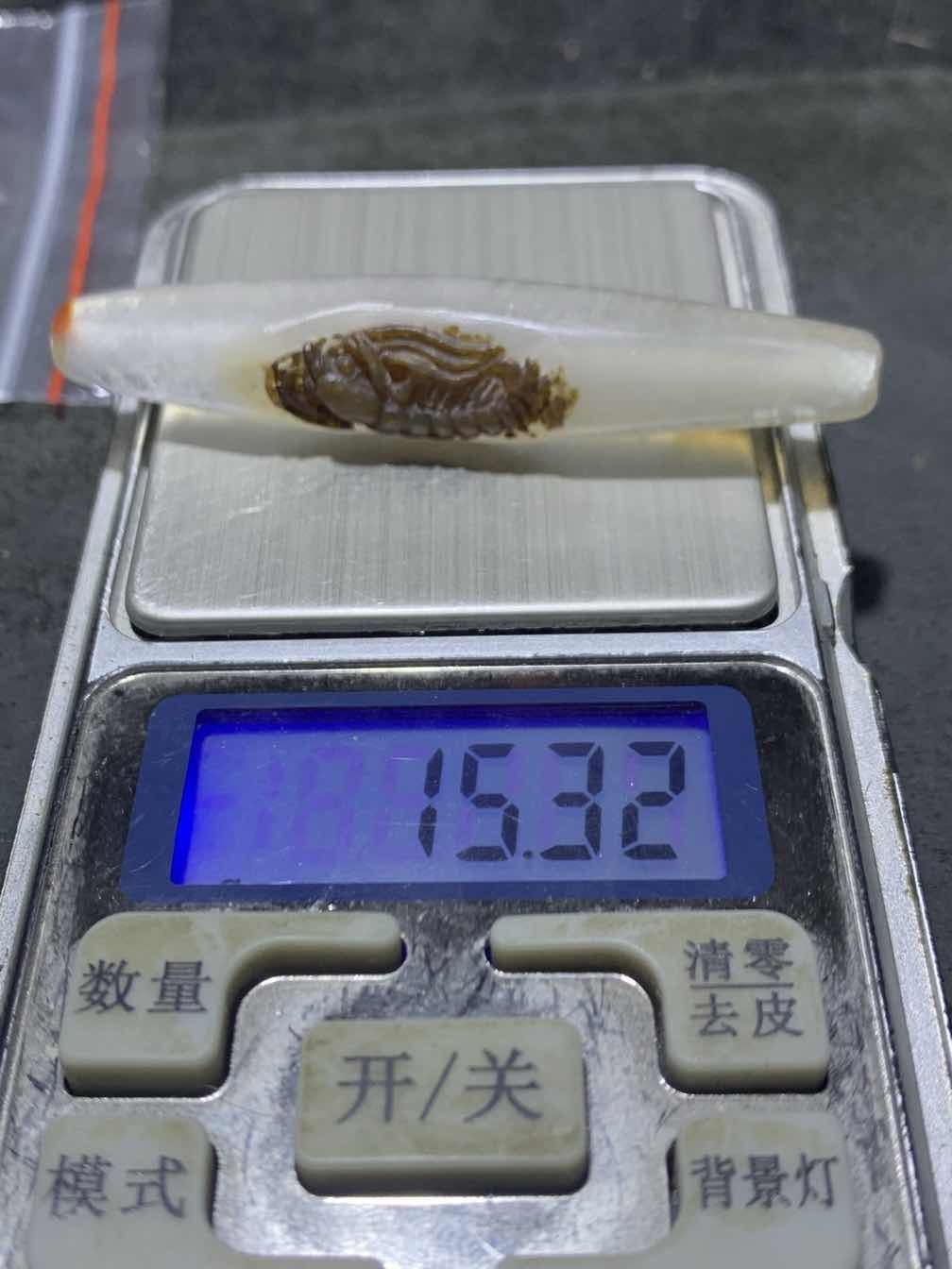 精美亚光冰飘战国红玛瑙手工雕刻虾随形桶珠一颗！