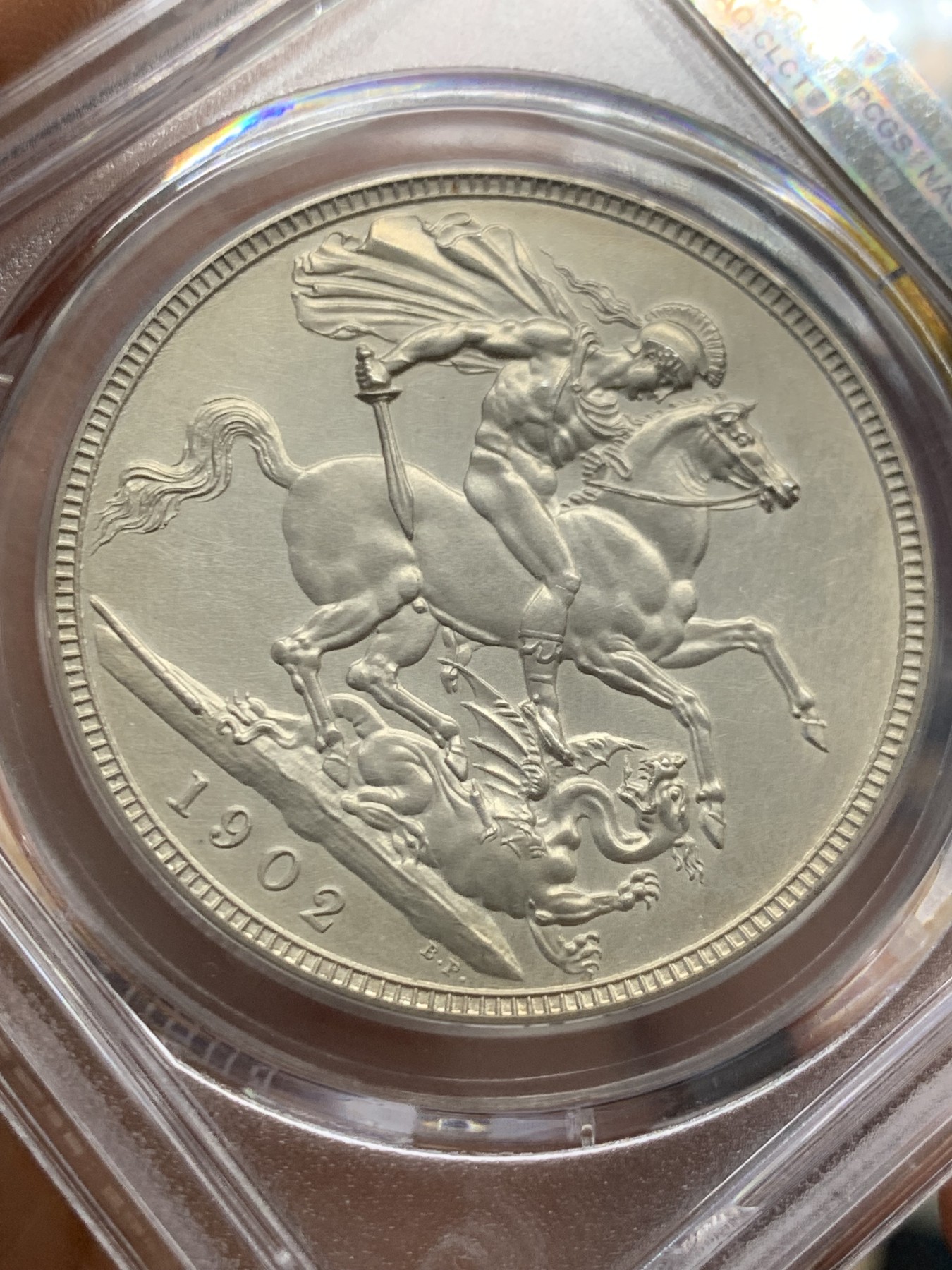 《竞宝斋》圣诞专辑  第二场  第228场 定制纪念章相赠 (全场顺丰包邮) PCGS-PR63 1902英国爱七精制大马剑，人物头像素描质感，背面骑士肌肉线条满满，底板丝绸状态，P盒低评，上手状态极佳。英系海外表现稳健，爱七HA11月N盒PR62成交5200，12月N盒PR65成交2w1人民币。这枚P盒好状态，赶紧上车！注：盒子背面支撑架有磕