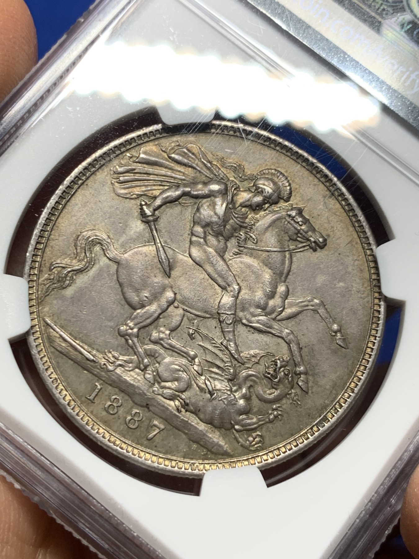 《竞宝斋》圣诞专辑  第二场  第228场 定制纪念章相赠 (全场顺丰包邮) NGC-AU58 英国 1887年 维多利亚马剑1克朗银币。原味包浆，细节佳全深打，性价比之选。