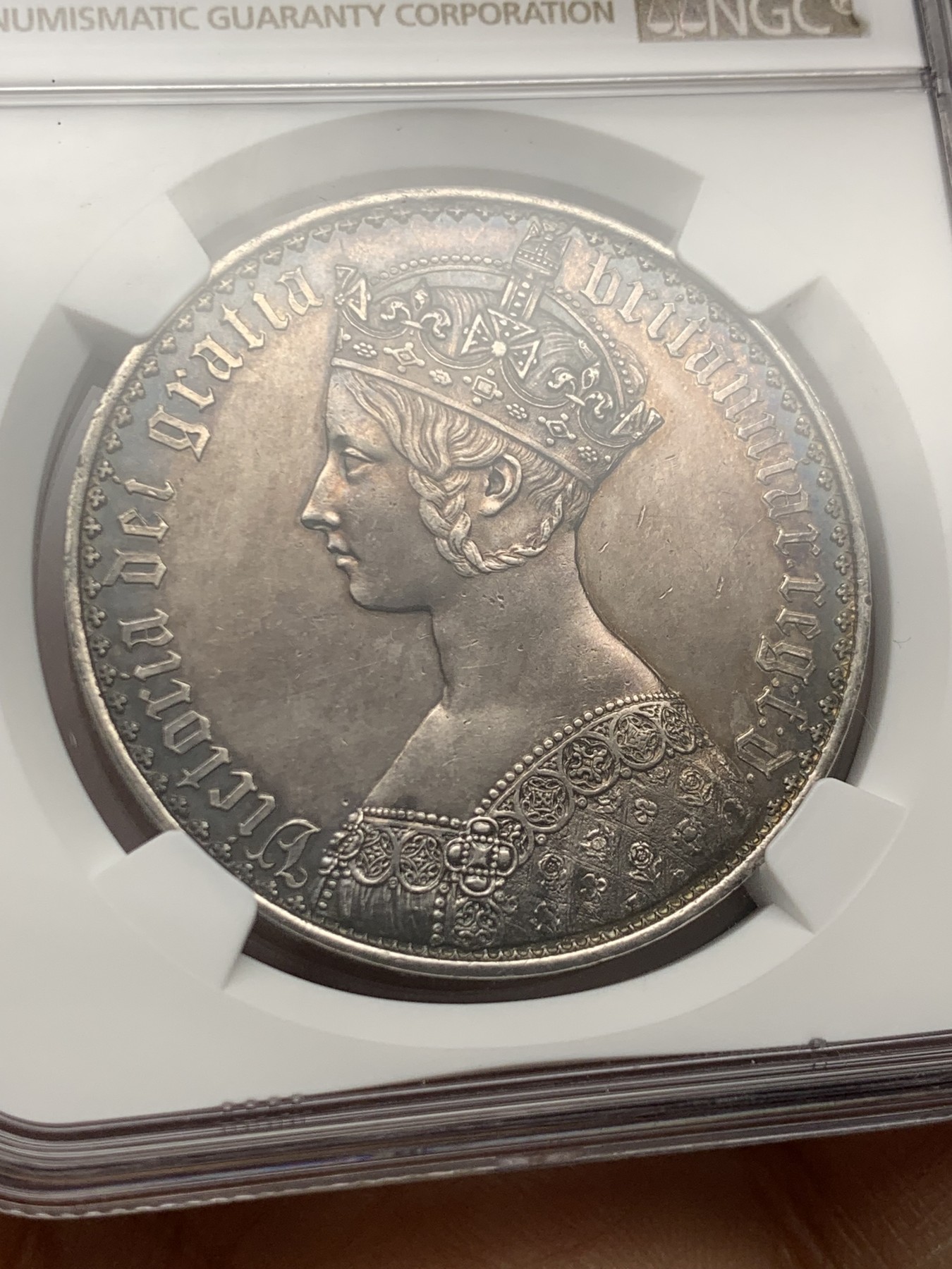 《竞宝斋》圣诞专辑  第二场  第228场 定制纪念章相赠 (全场顺丰包邮) NGC-PF60 英国 1847年哥特克朗 细节完整 包浆醇厚 钱币收藏者的终身追求