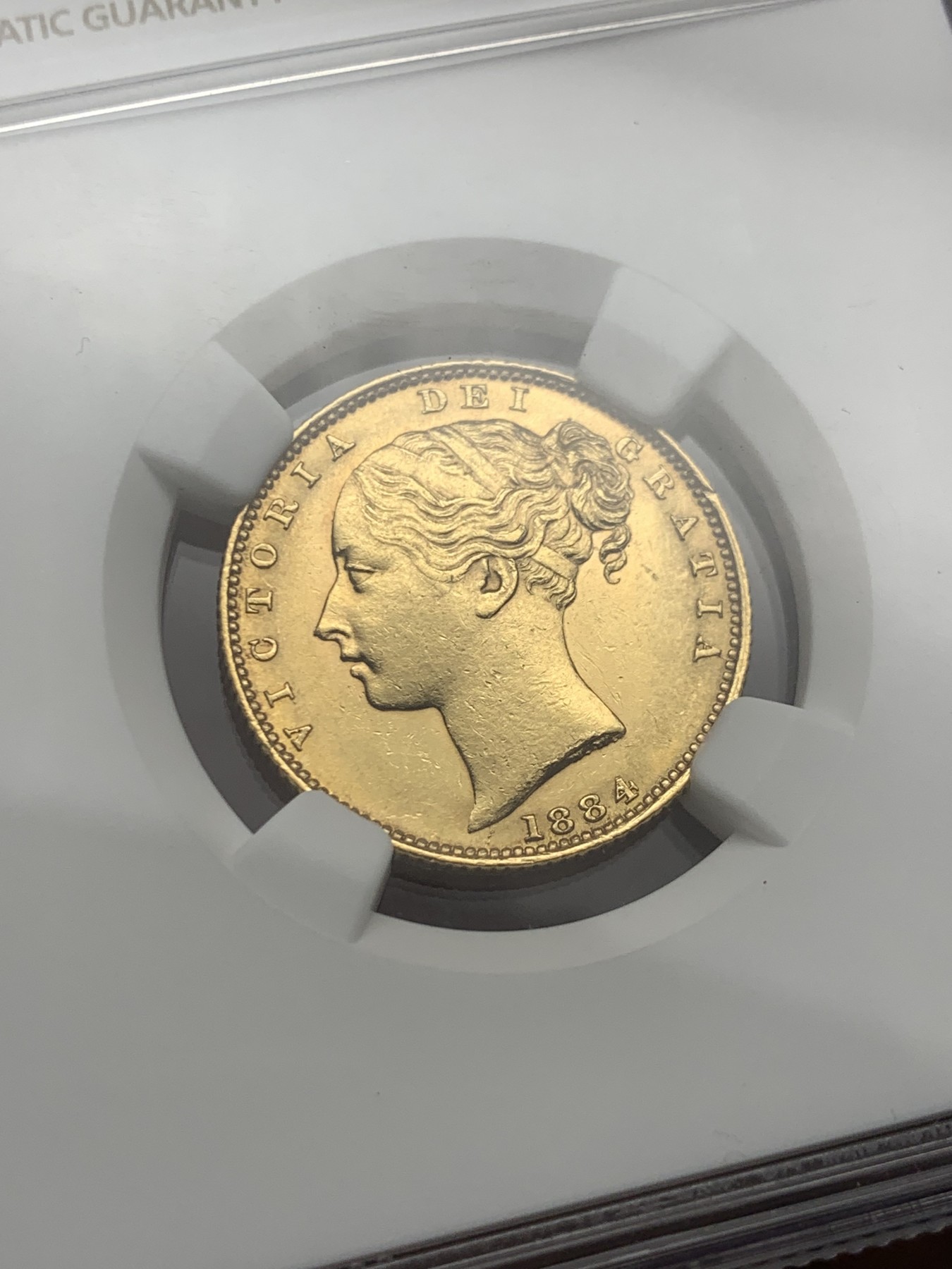 《竞宝斋》圣诞专辑  第二场  第228场 定制纪念章相赠 (全场顺丰包邮) NGC-MS62+ 英国1884年S 维多利亚1索维林金币 8克重 马剑金币多见，盾徽少见 镜面光，低评