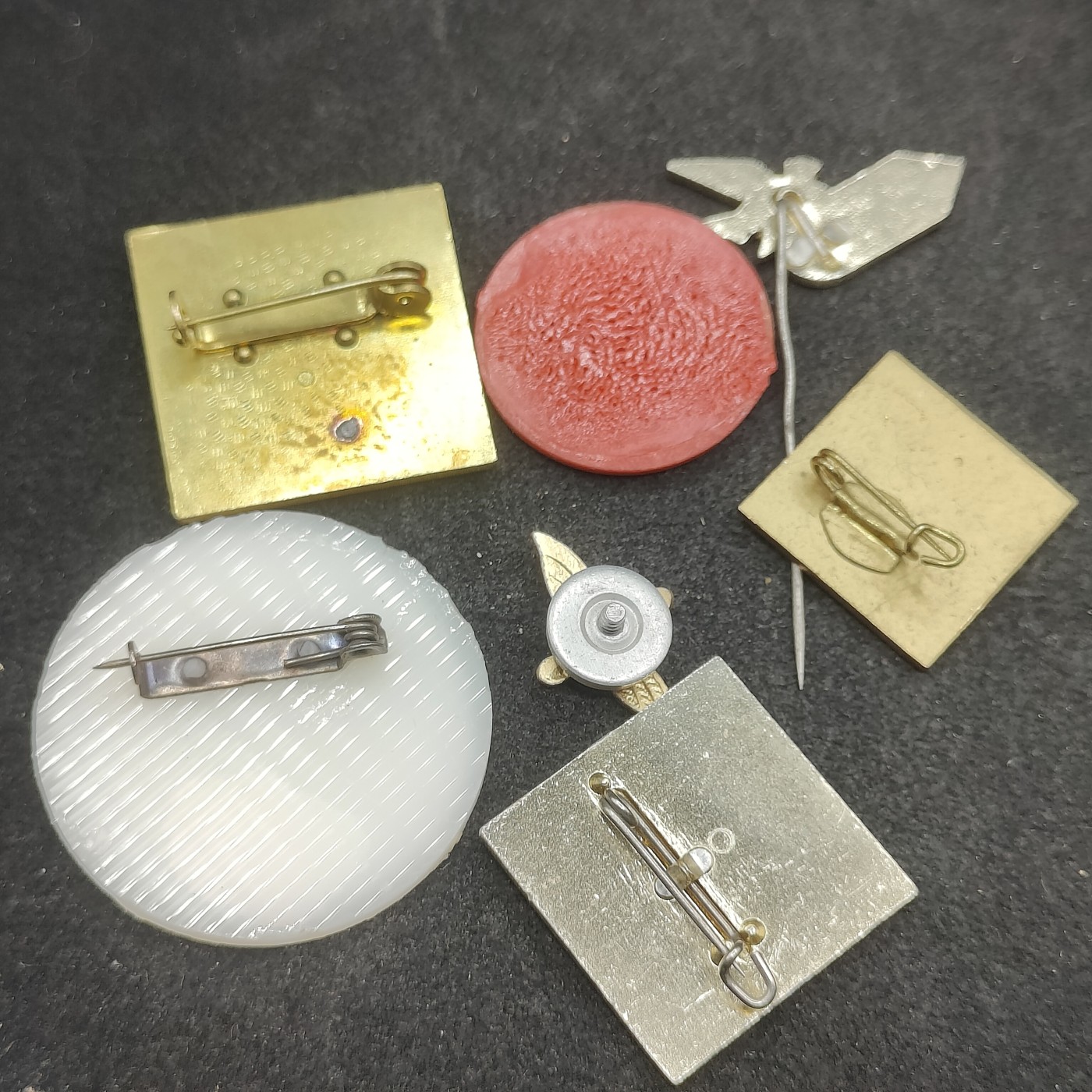 全场0元起拍 第120期 咸鱼国勋章拍卖专场 12月27日（周三）下午6：00开始 东德徽章一组7个