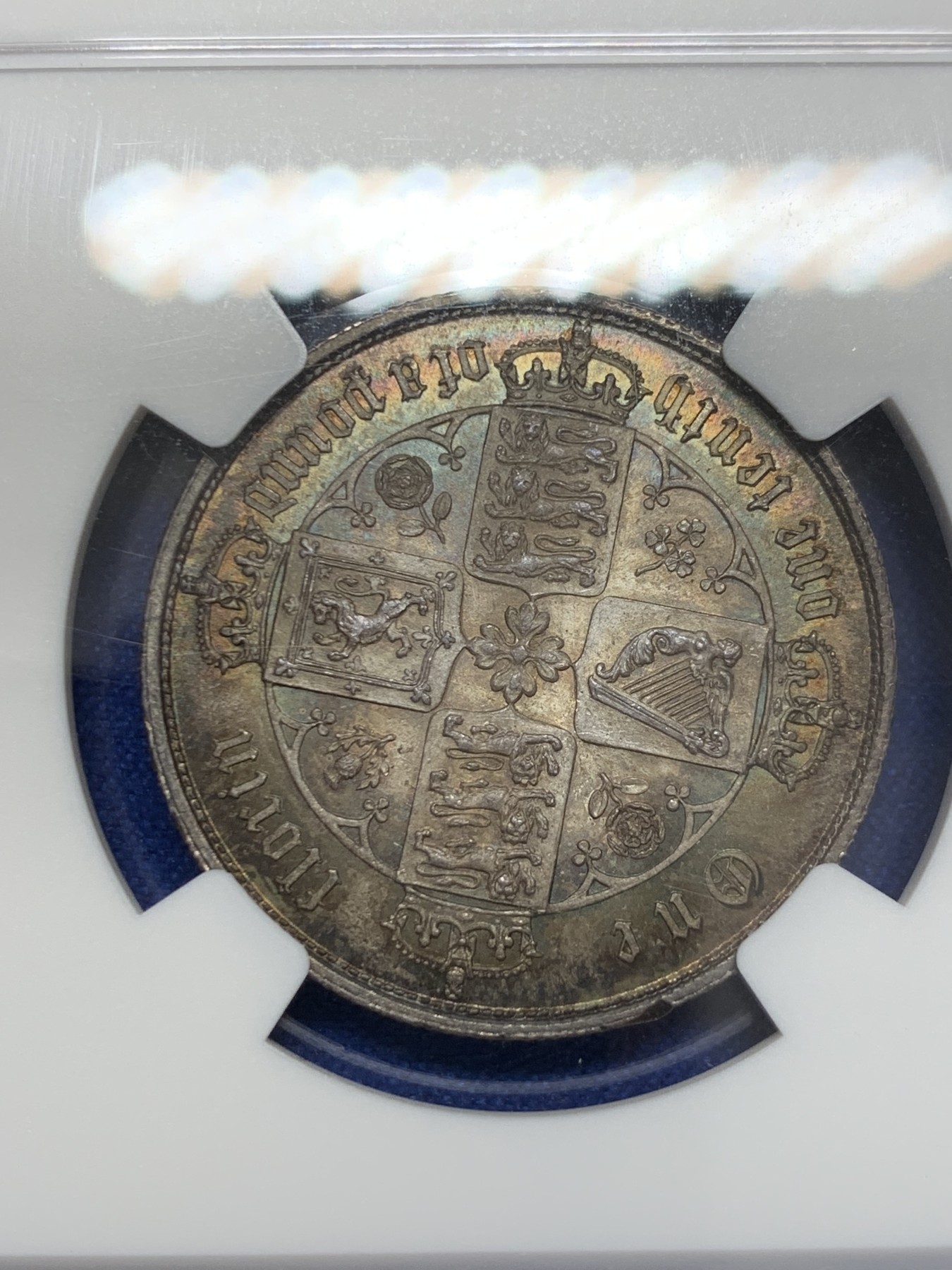 《竞宝斋》圣诞专辑  第二场  第228场 定制纪念章相赠 (全场顺丰包邮) NGC-MS63 英国1852年维多利亚女王哥特福林银币。正面包浆沉稳古气，但又能透出隐约的酒红光芒，背面是极其漂亮的五彩彩虹色过渡自然。这枚是整个系列的第一年，第一版女王面部线条和蔼柔美，值得入手。