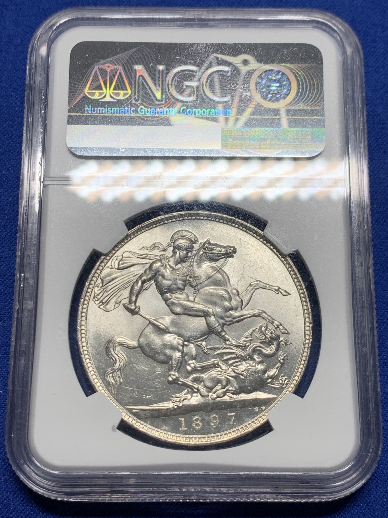 《竞宝斋》圣诞专辑  第二场  第228场 定制纪念章相赠 (全场顺丰包邮) NGC MS63 英国1897年维多利亚披纱马剑克朗，车轮光银光闪闪，底板镜面有霜相当优秀。