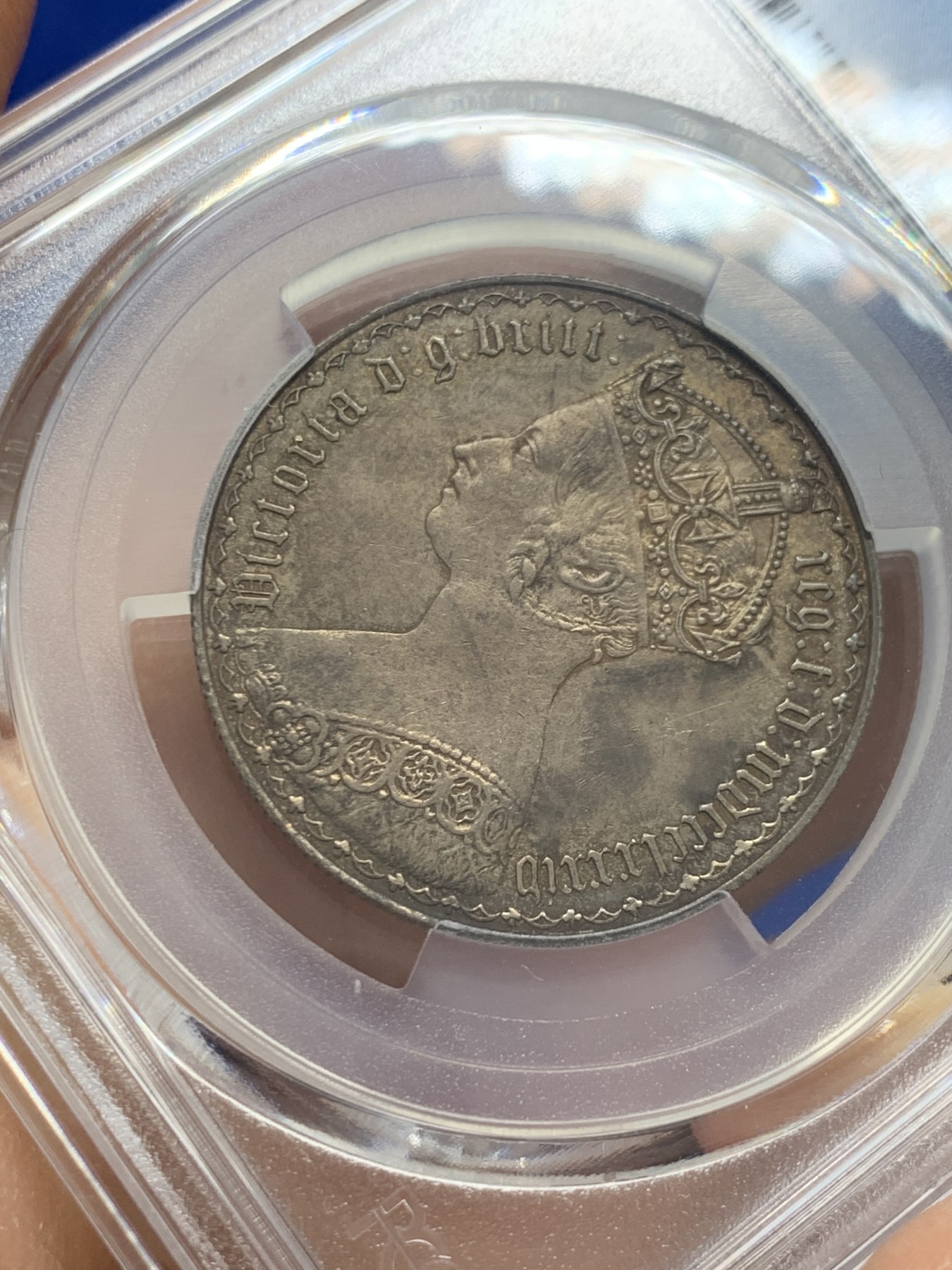《竞宝斋》圣诞专辑  第二场  第228场 定制纪念章相赠 (全场顺丰包邮) PCGS MS61 英国1884年小维哥特弗洛林，精品金色包浆，低评