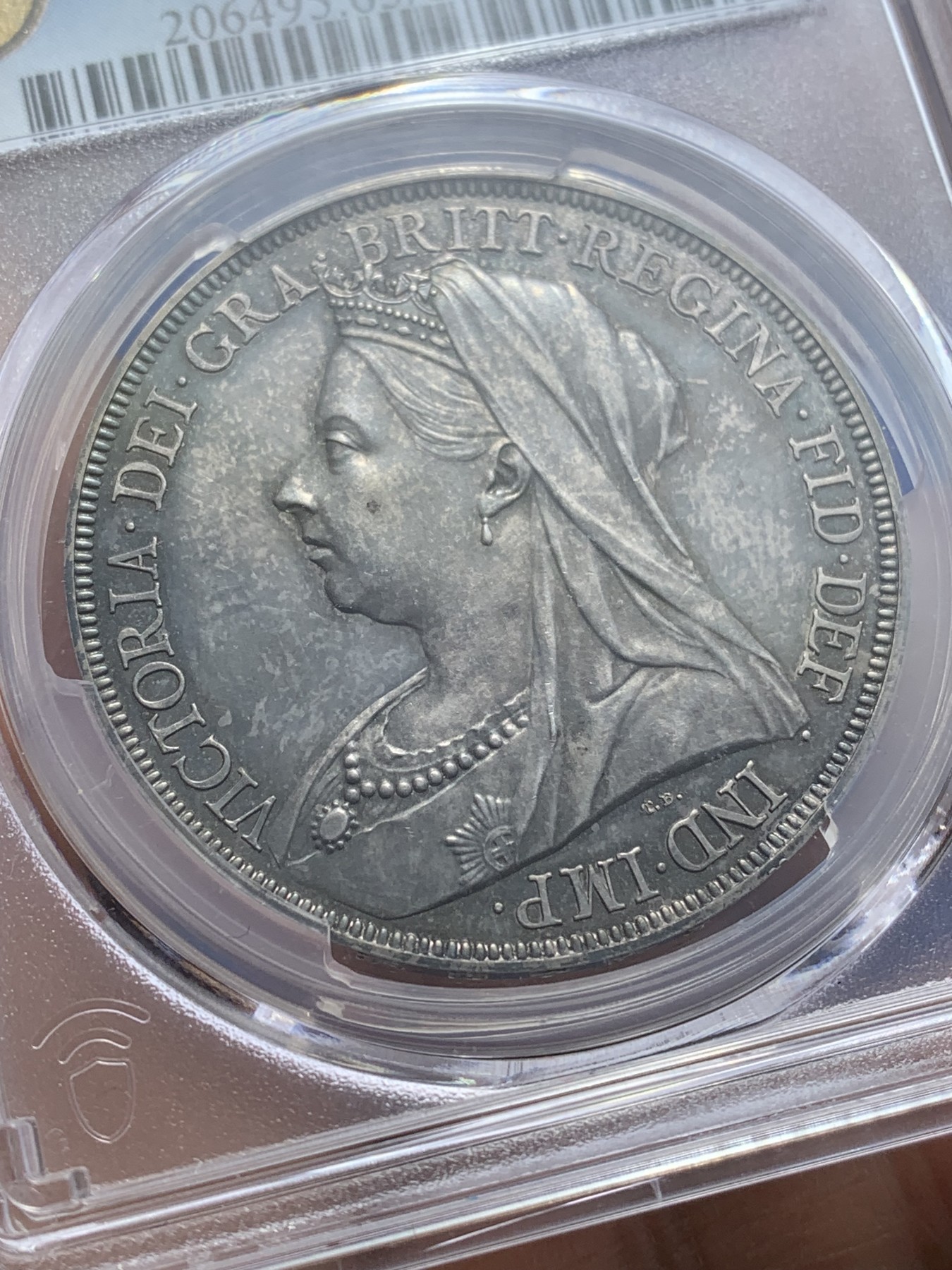 《竞宝斋》圣诞专辑  第二场  第228场 定制纪念章相赠 (全场顺丰包邮) PCGS PR63 英国维多利亚1893精制马剑克朗，最为经典的披沙造型，深色包浆。精制版，低估品种。