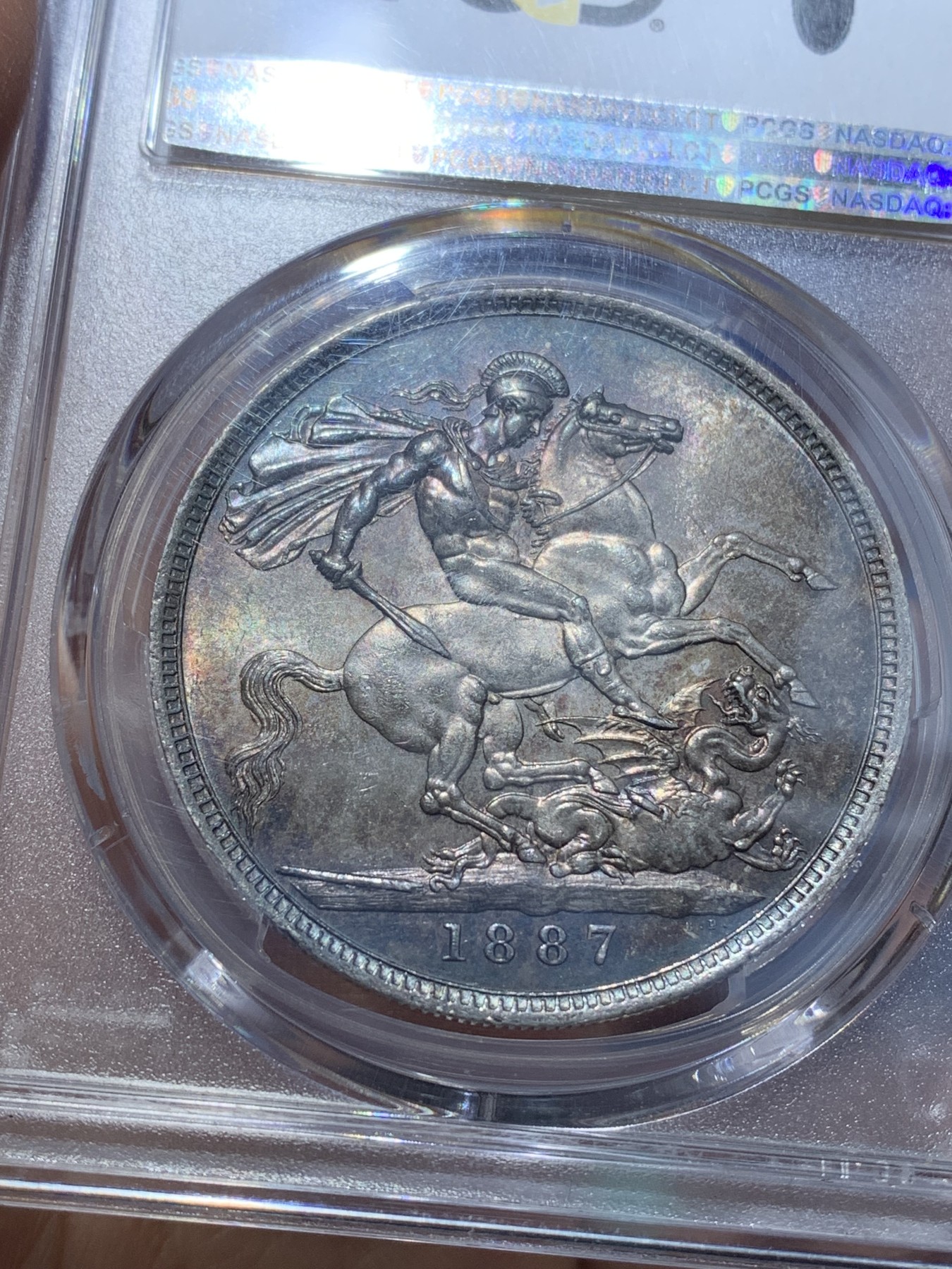 《竞宝斋》圣诞专辑  第二场  第228场 定制纪念章相赠 (全场顺丰包邮) PCGS-MS63 英国 1887 维多利亚 高冠马剑 克朗银币 包浆底光到位