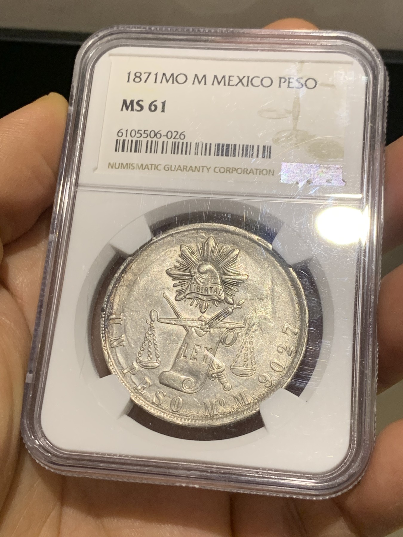 《竞宝斋》圣诞专辑  第二场  第228场 定制纪念章相赠 (全场顺丰包邮) NGC-MS61 墨西哥 1871年天平鹰洋。天平书剑鹰洋是在华流通里的名誉品种，相比自由帽鹰洋，存量非常稀少，这一枚币面正面复打，非常有味道。MS可藏状态非常难得。去年高峰时期同厂同分5000+，今年5月HA成交也在4400以上。