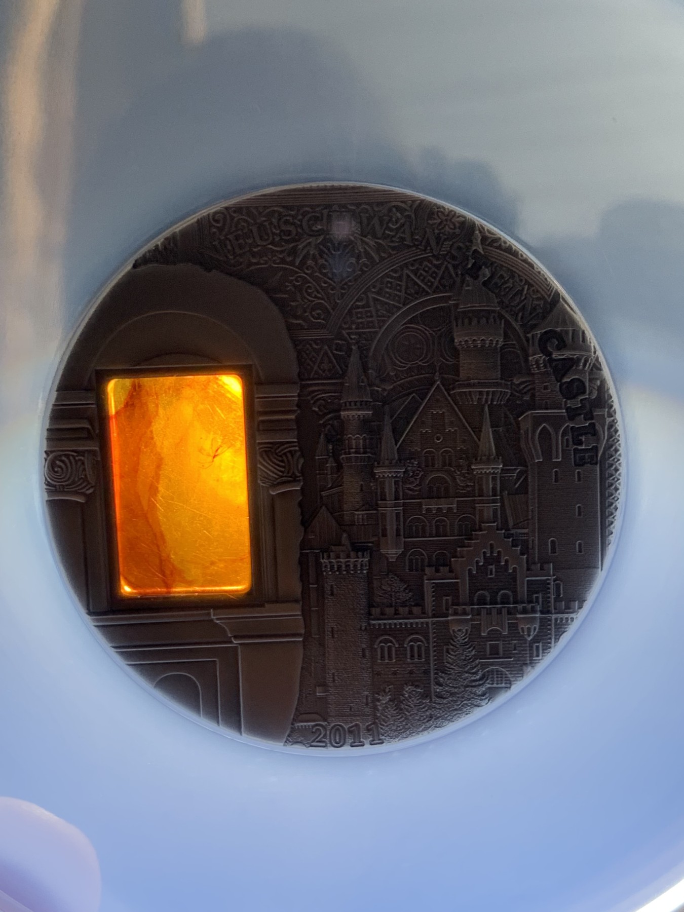 《竞宝斋》圣诞专辑  第二场  第228场 定制纪念章相赠 (全场顺丰包邮) NGC MS69 2011年帕劳镶嵌琥珀古典建筑系列3-新天鹅堡银币（热门藏品） 含证书  50mm 2盎司 999银 发行量999枚