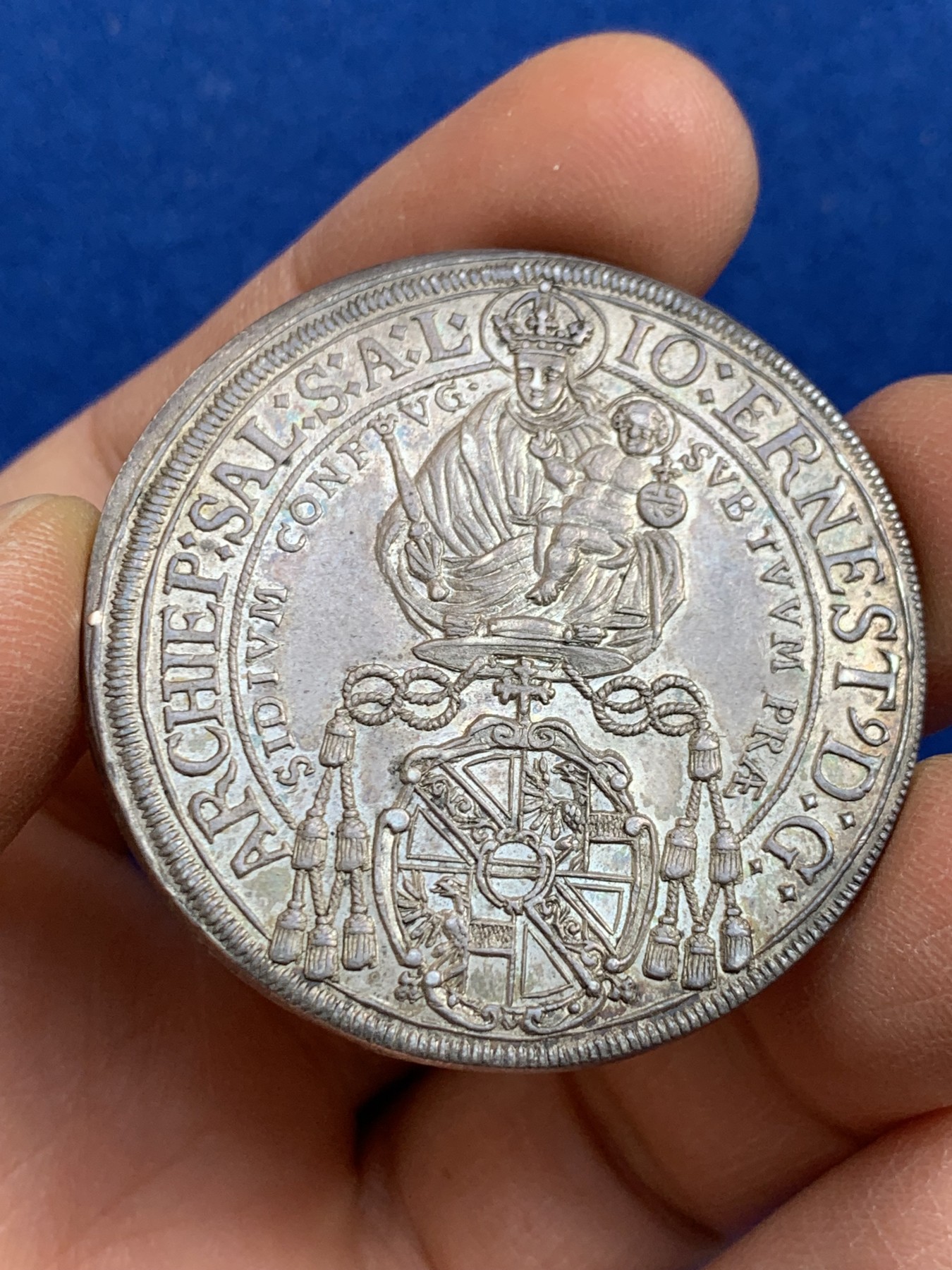 《竞宝斋》圣诞专辑  第二场  第228场 定制纪念章相赠 (全场顺丰包邮) 神圣罗马帝国奥地利大公国1687年萨尔茨堡主教区圣母抱婴泰勒大银币 UNC五彩纸袋包浆 打制深峻饱满 原味顶级裸币